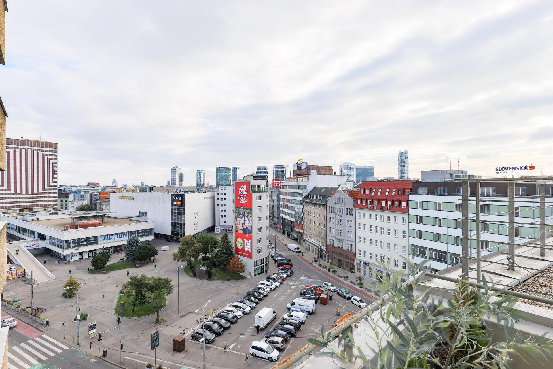 HERRYS - Stylish 2-room apt with terrace for rent in the iconic MANDERLÁK building overlooking the castle