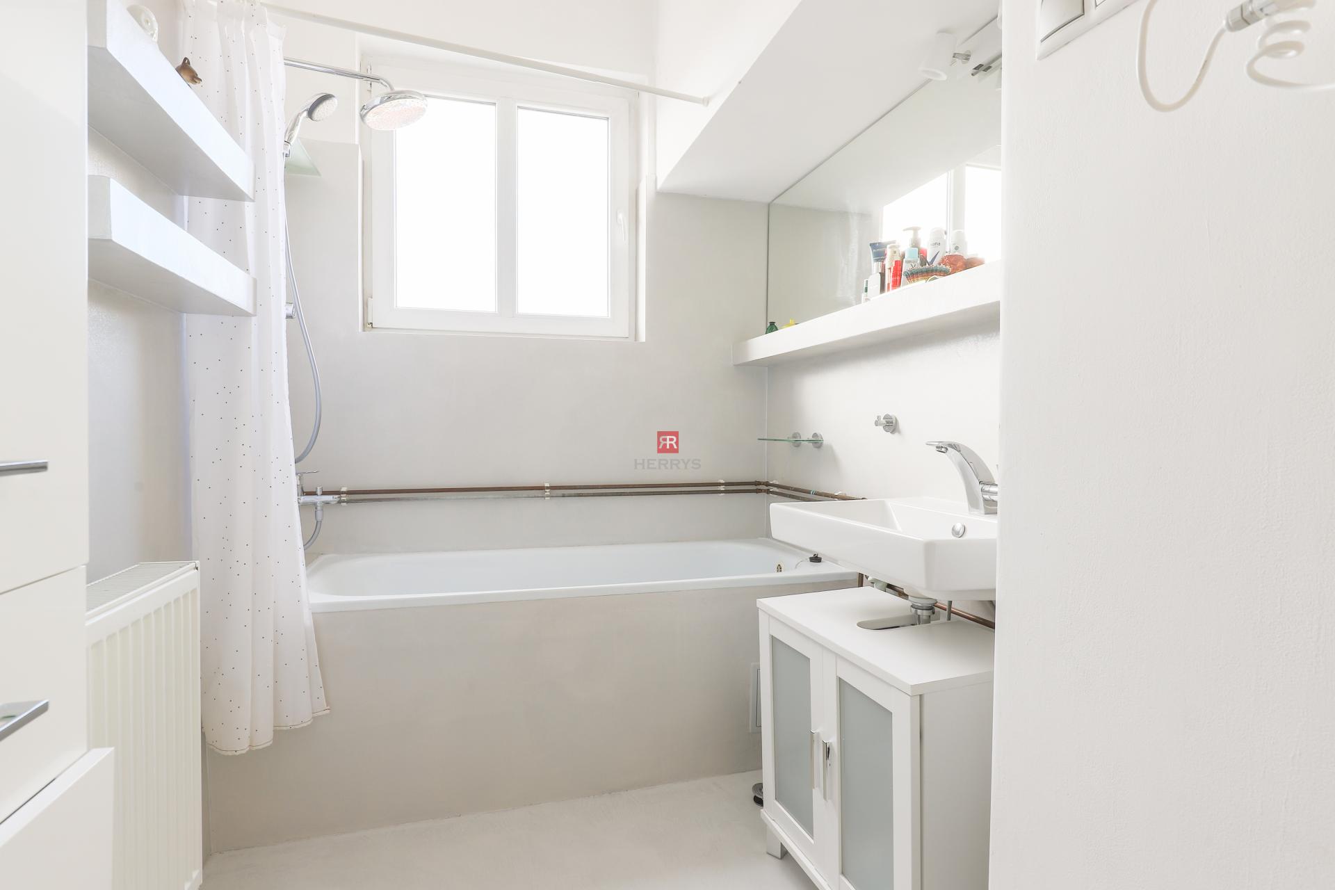 HERRYS - Stylish 2-room apt with terrace for rent in the iconic MANDERLÁK building overlooking the castle