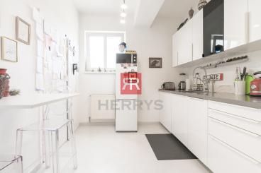 HERRYS - Na prenájom štýlový 2-izbový byt s terasou v ikonickej budove MANDERLÁK s výhľadom na hrad