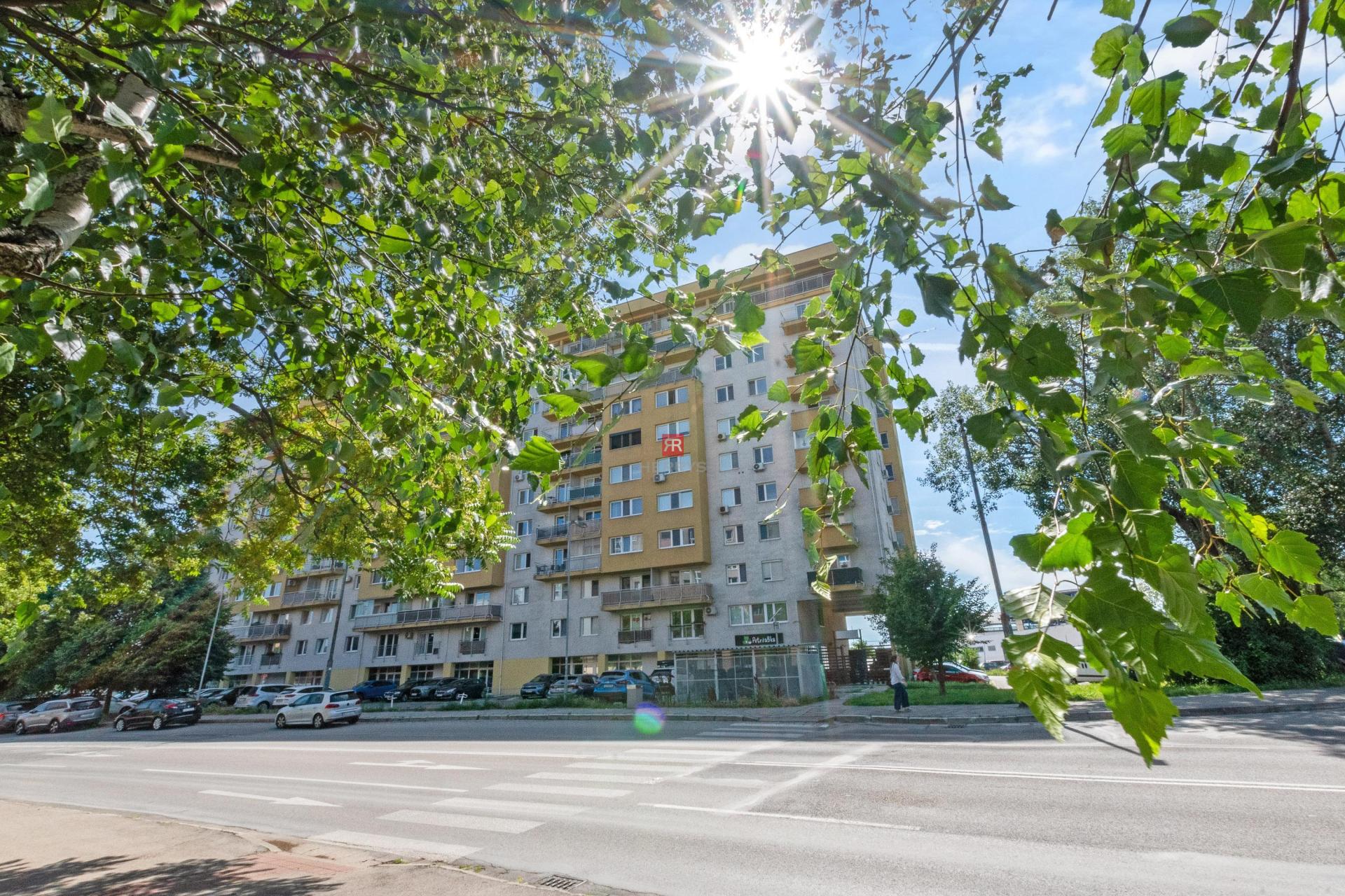 HERRYS - Na prenájom slnečný 2 izbový byt s veľkou loggiou a parkovacím státím