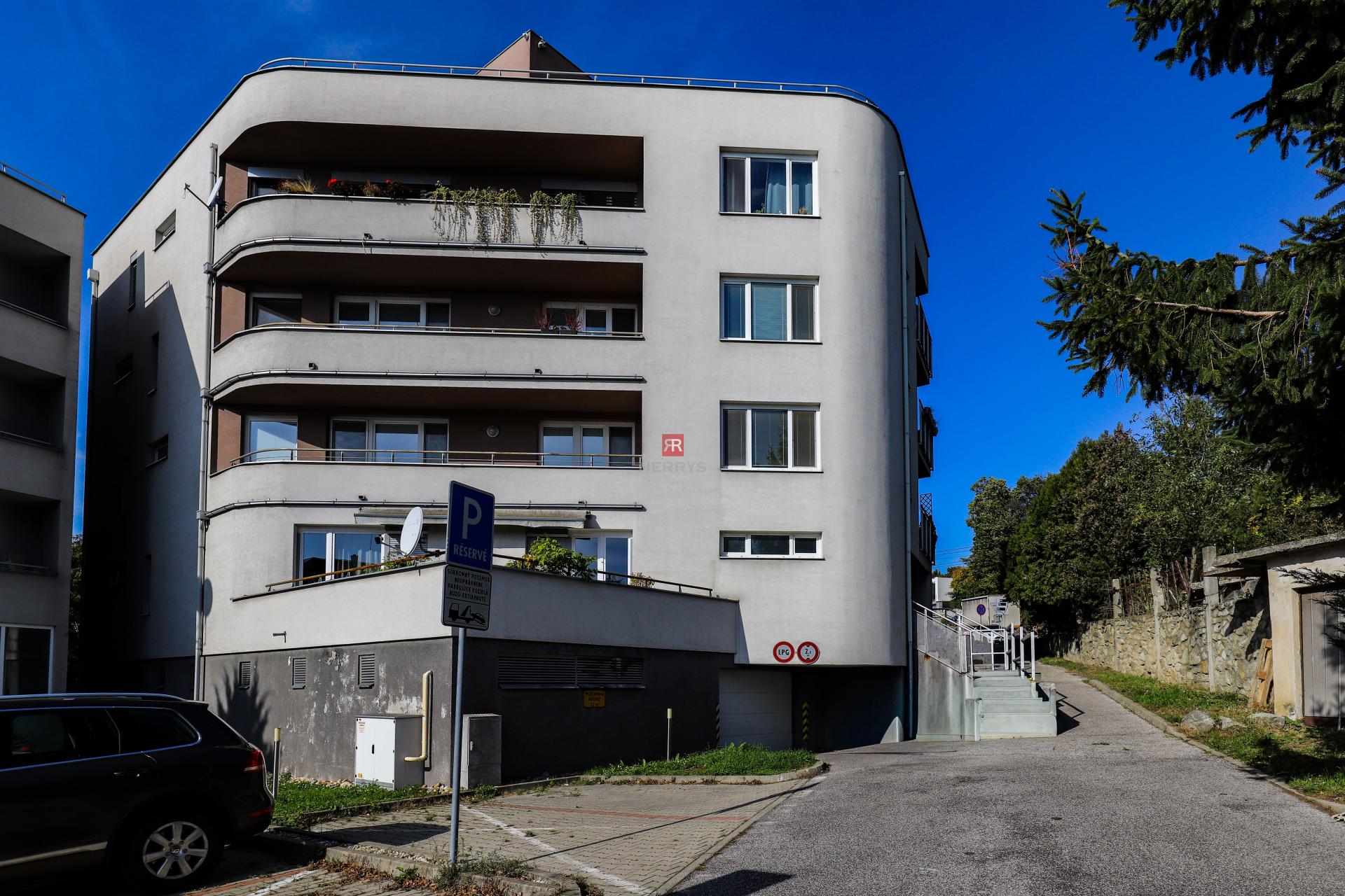 HERRYS – Na prenájom 2-izbový byt s garážovým státím na Kramároch