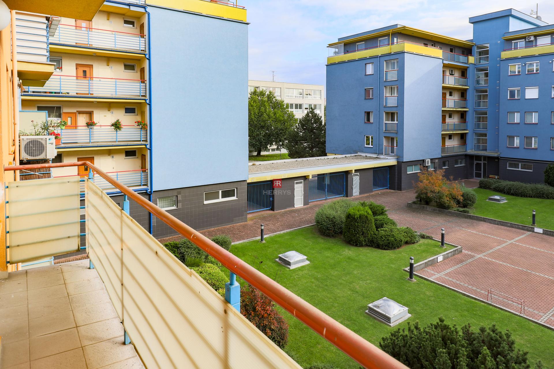 HERRYS – Na prenájom zariadený 2-izbový byt s balkónom na Gercenovej ulici v Petržalke&nbsp;