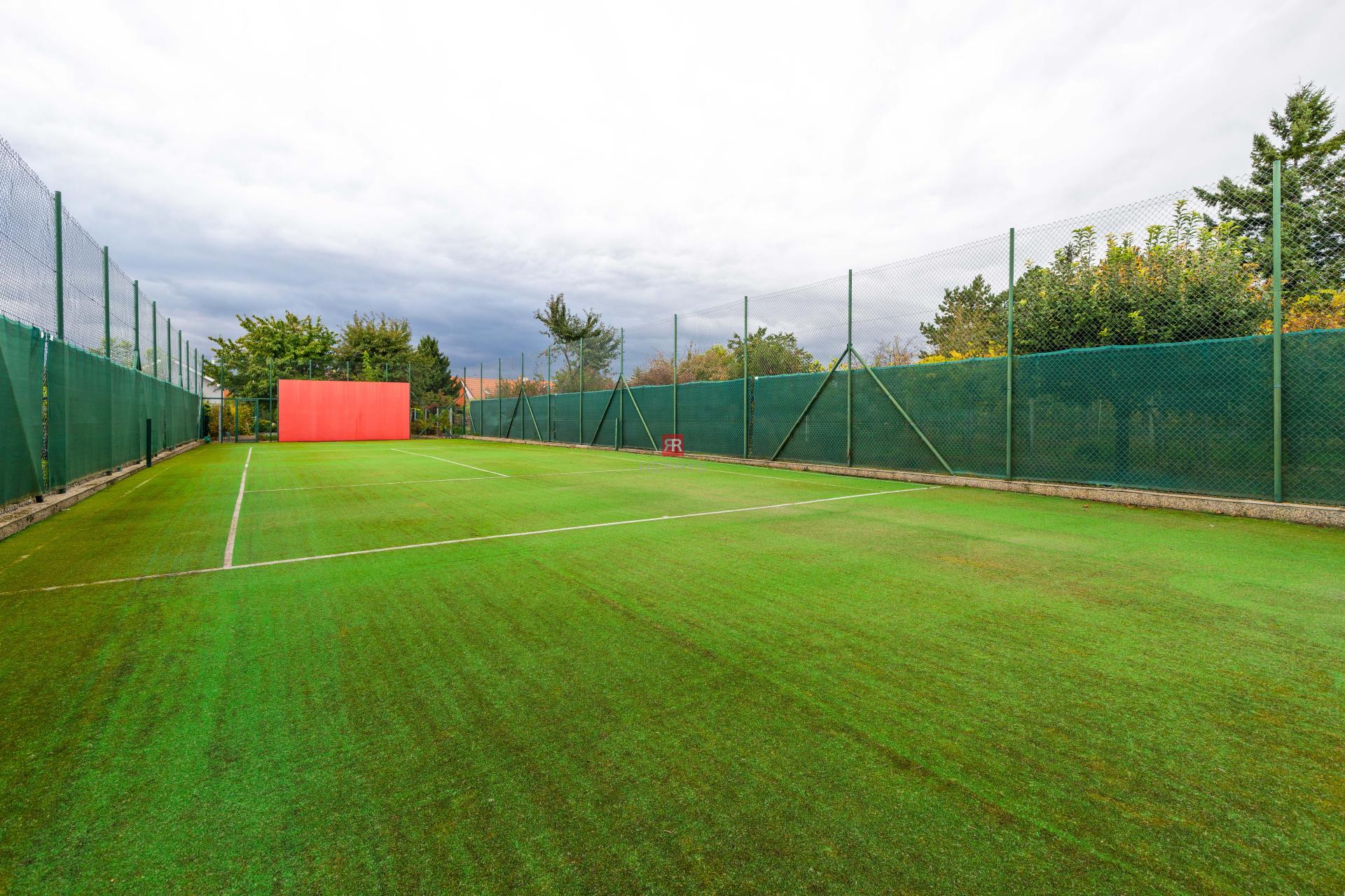 HERRYS - For sale an 6-room family house with a swimming pool and a tennis court in Pezinok