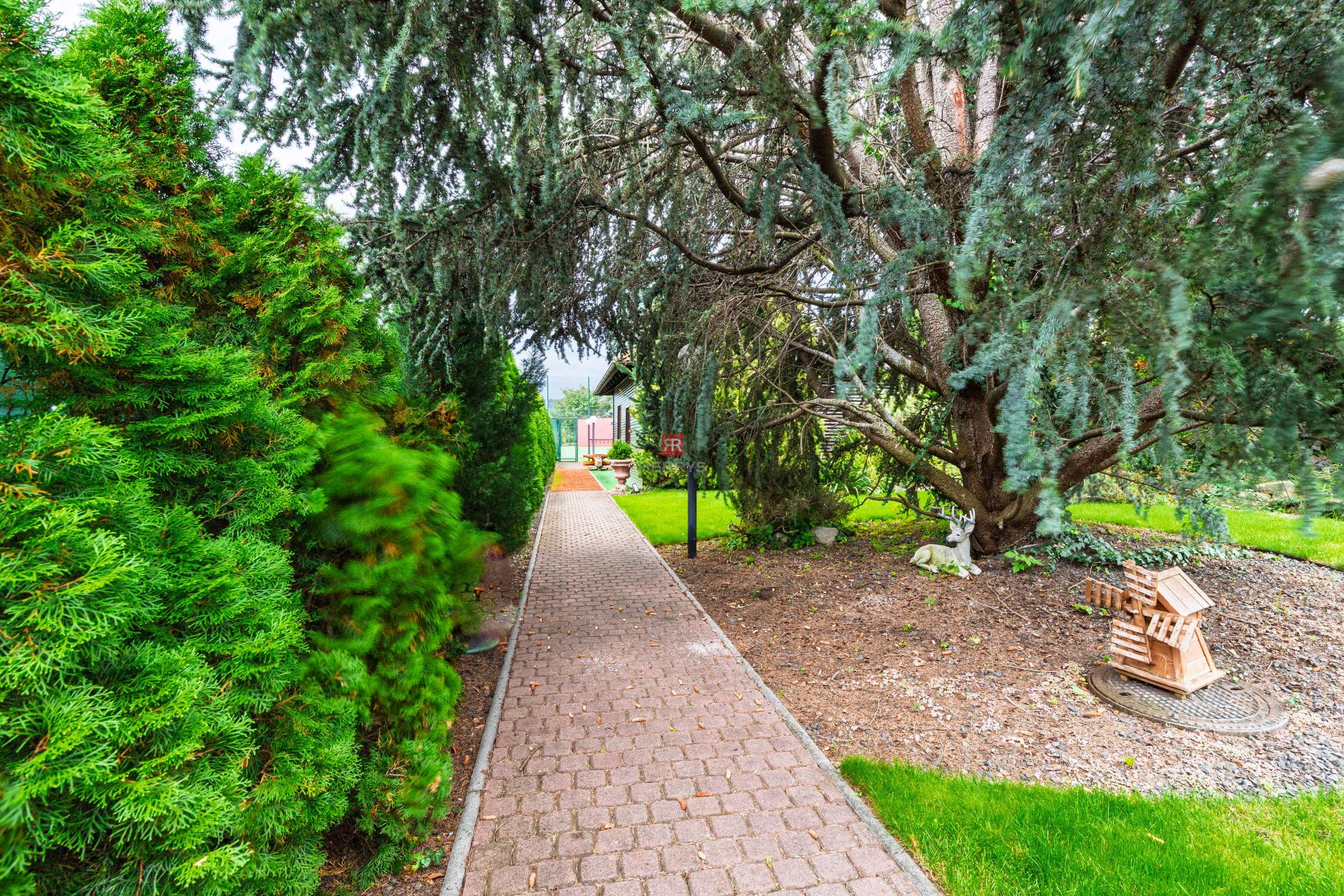 HERRYS - For sale an 6-room family house with a swimming pool and a tennis court in Pezinok