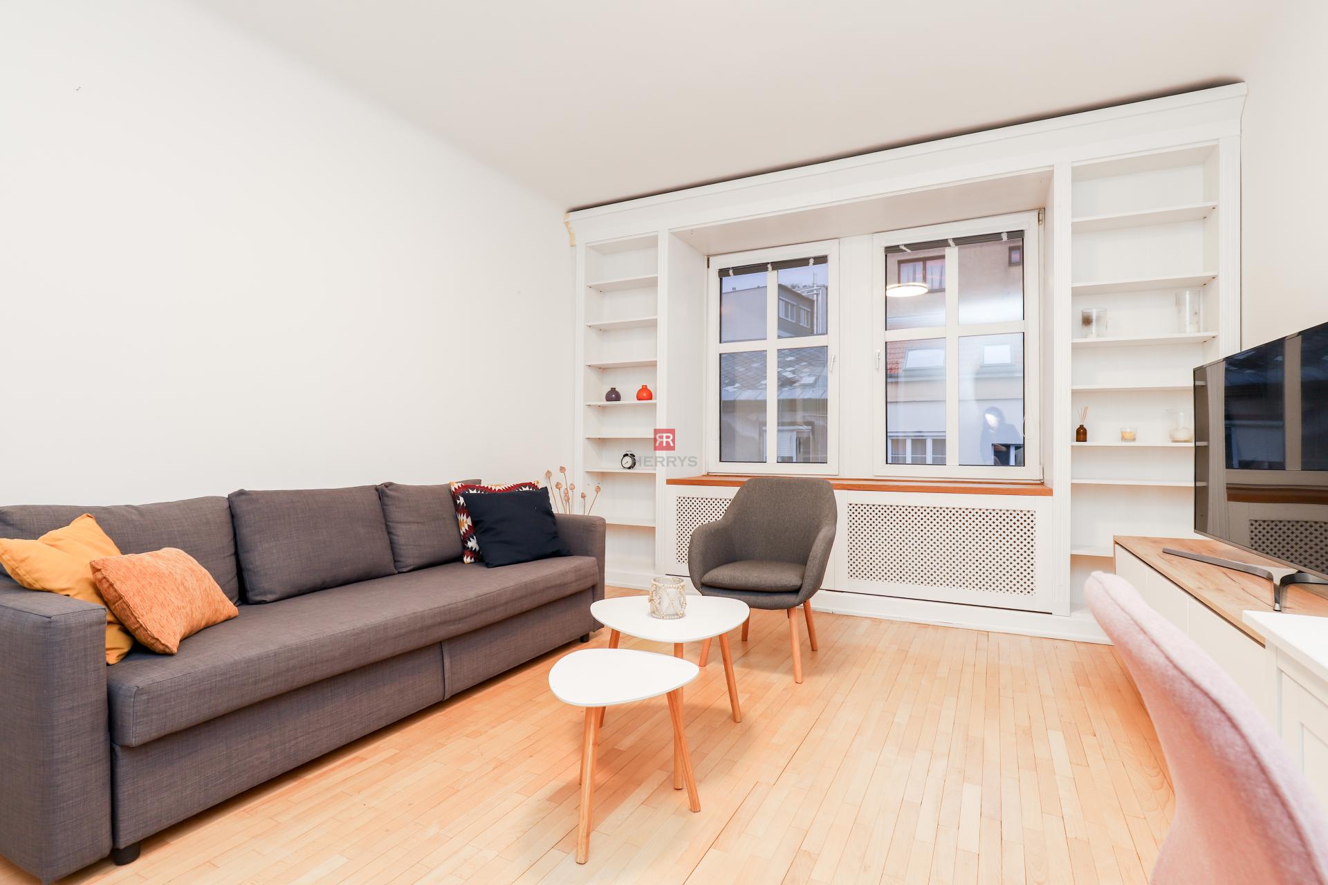 HERRYS - Na prenájom jedinečný 2-izbový byt s balkónom v&nbsp;tichej lokalite BA – Staré Mesto