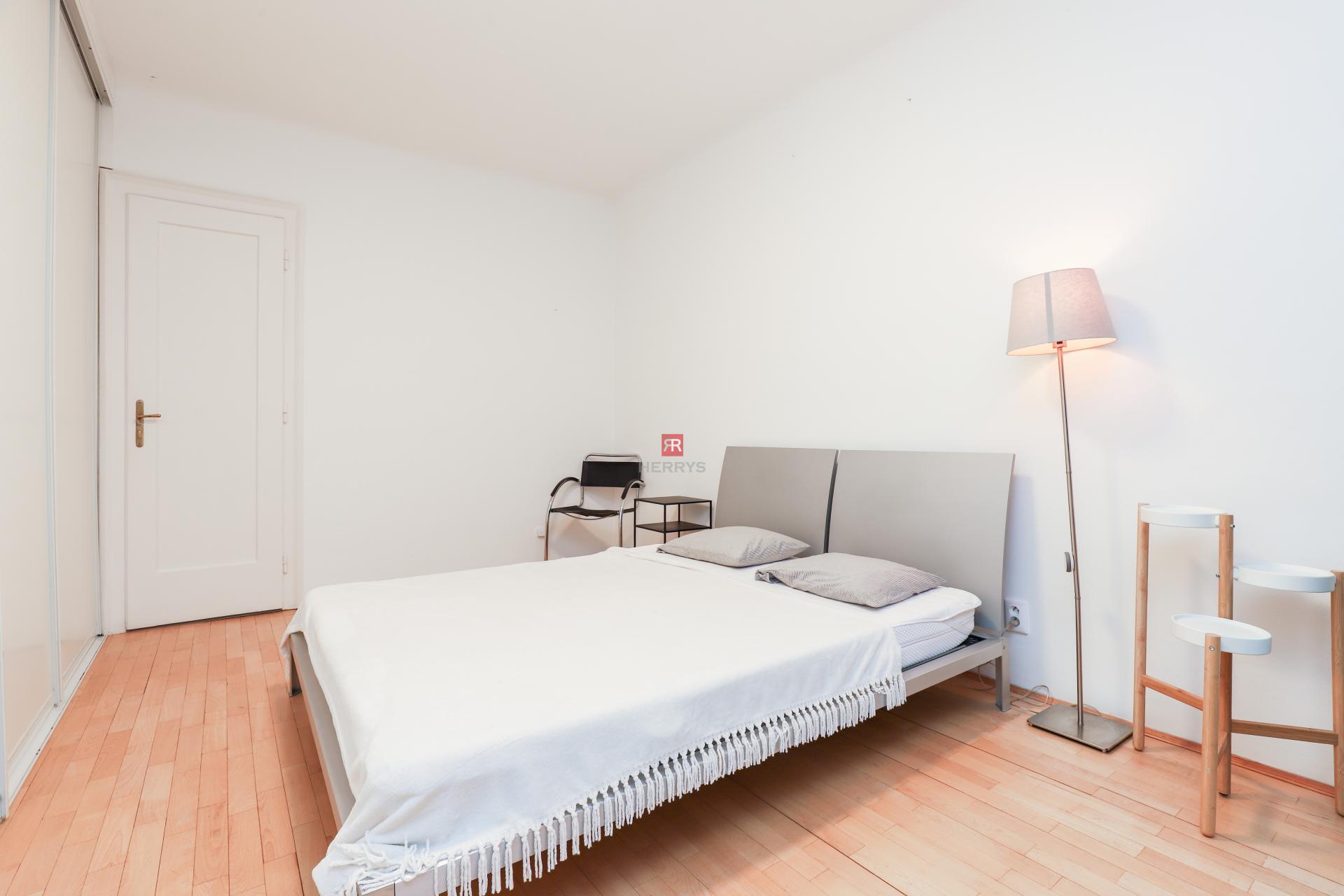 HERRYS - Na prenájom jedinečný 2-izbový byt s balkónom v&nbsp;tichej lokalite BA – Staré Mesto