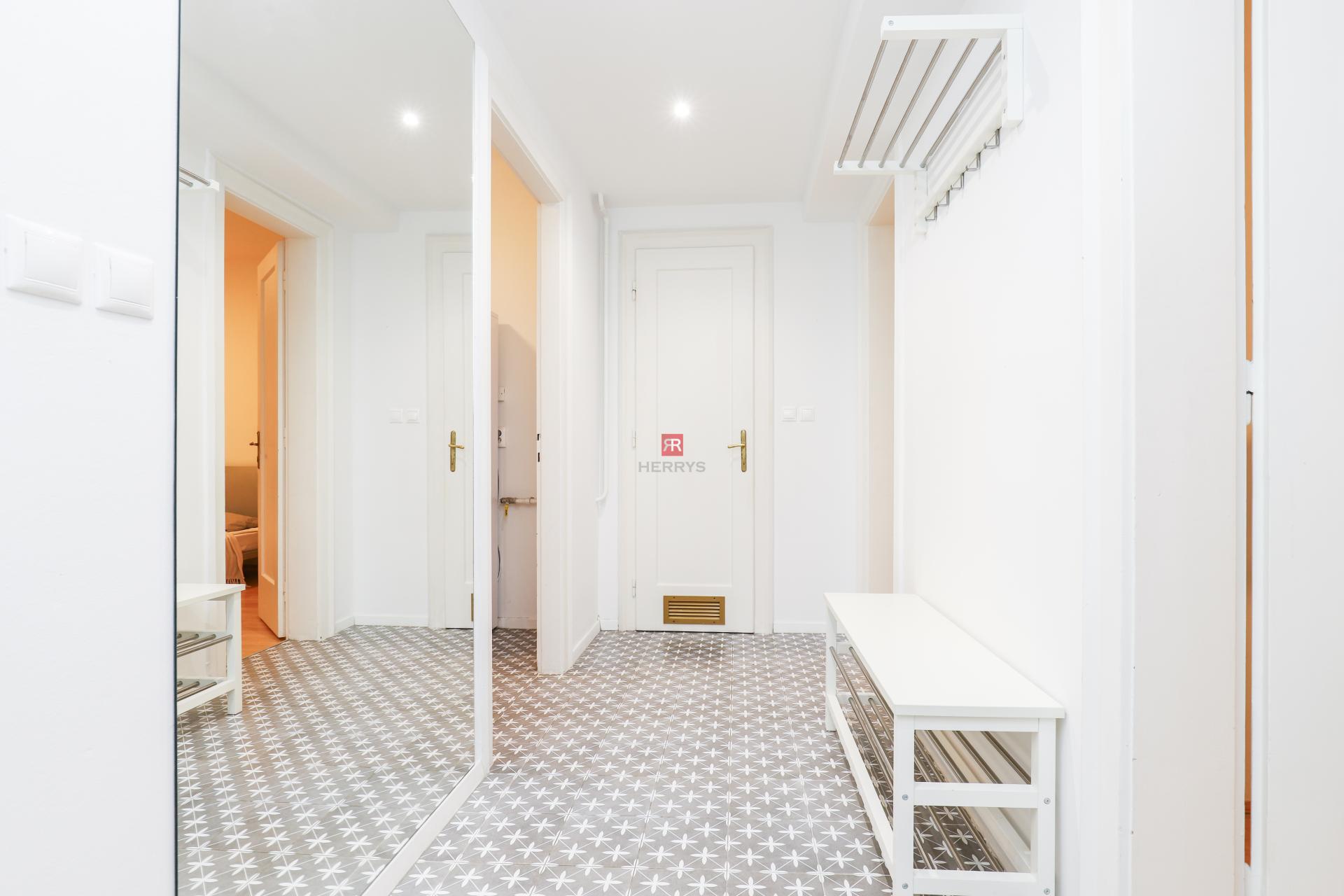 HERRYS - Na prenájom jedinečný 2-izbový byt s balkónom v&nbsp;tichej lokalite BA – Staré Mesto