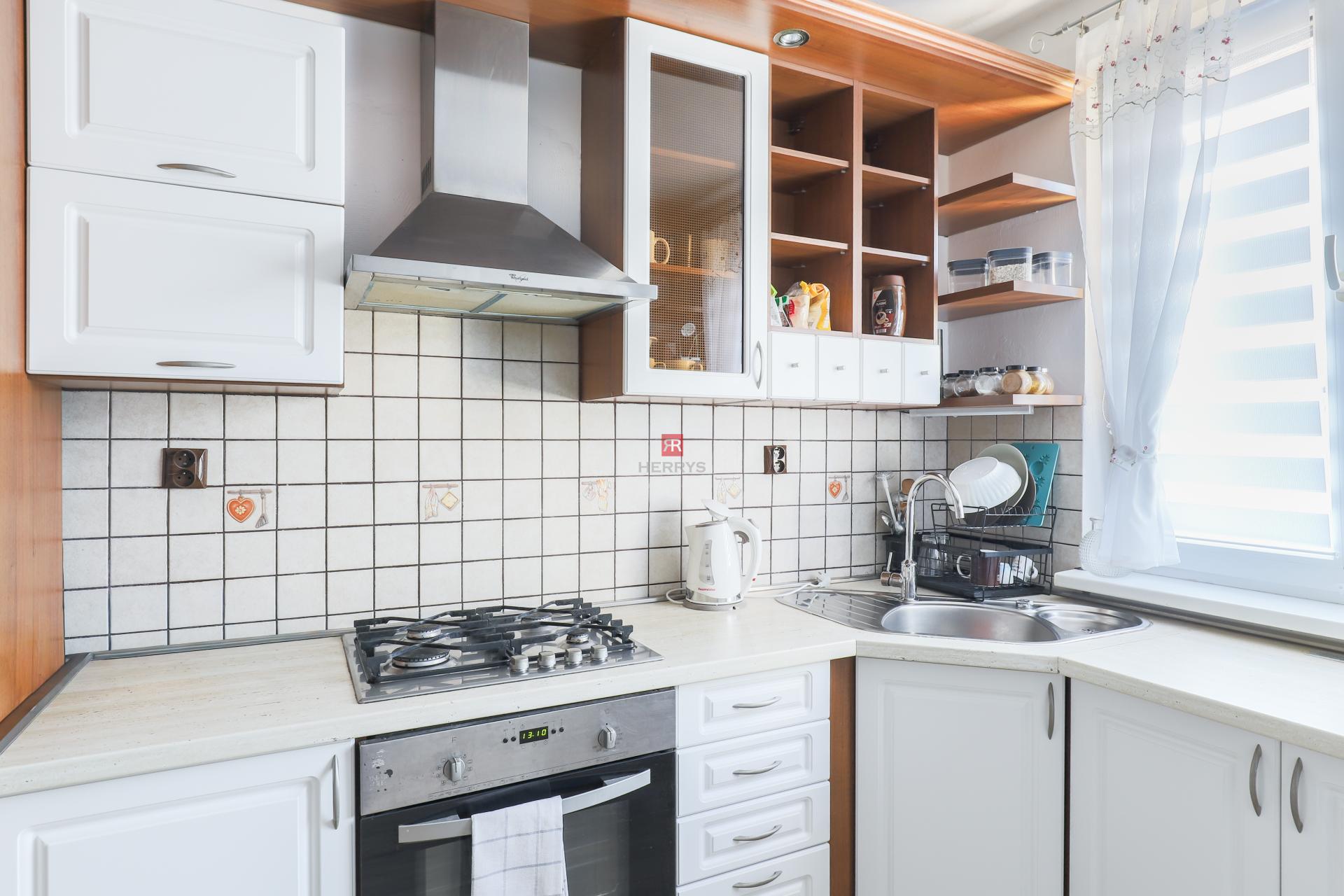 HERRYS – na prenájom priestranný 3-izbový byt s klimatizáciou a balkónom v Devínskej Novej Vsi