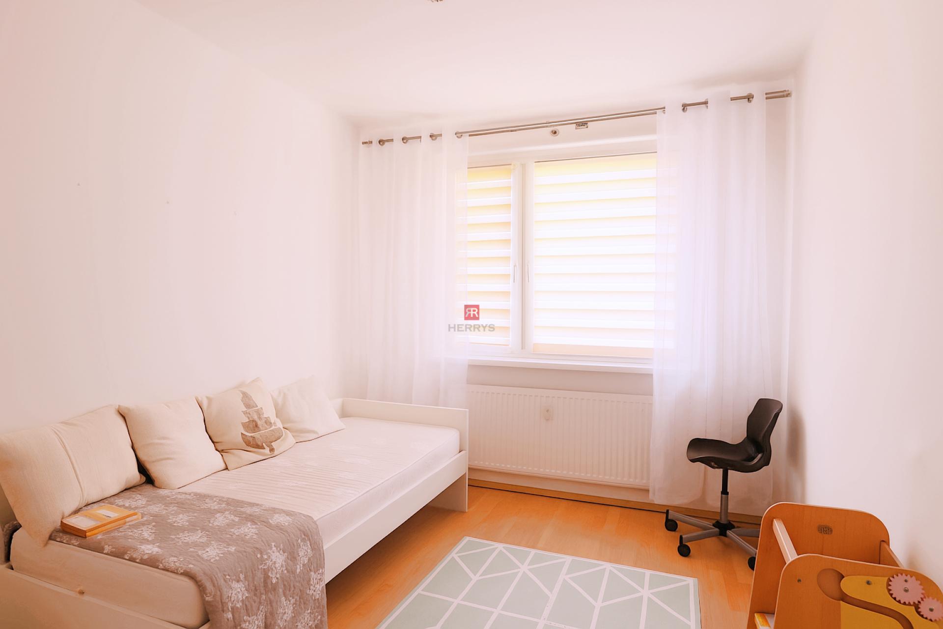 HERRYS – na prenájom priestranný 3-izbový byt s klimatizáciou a balkónom v Devínskej Novej Vsi