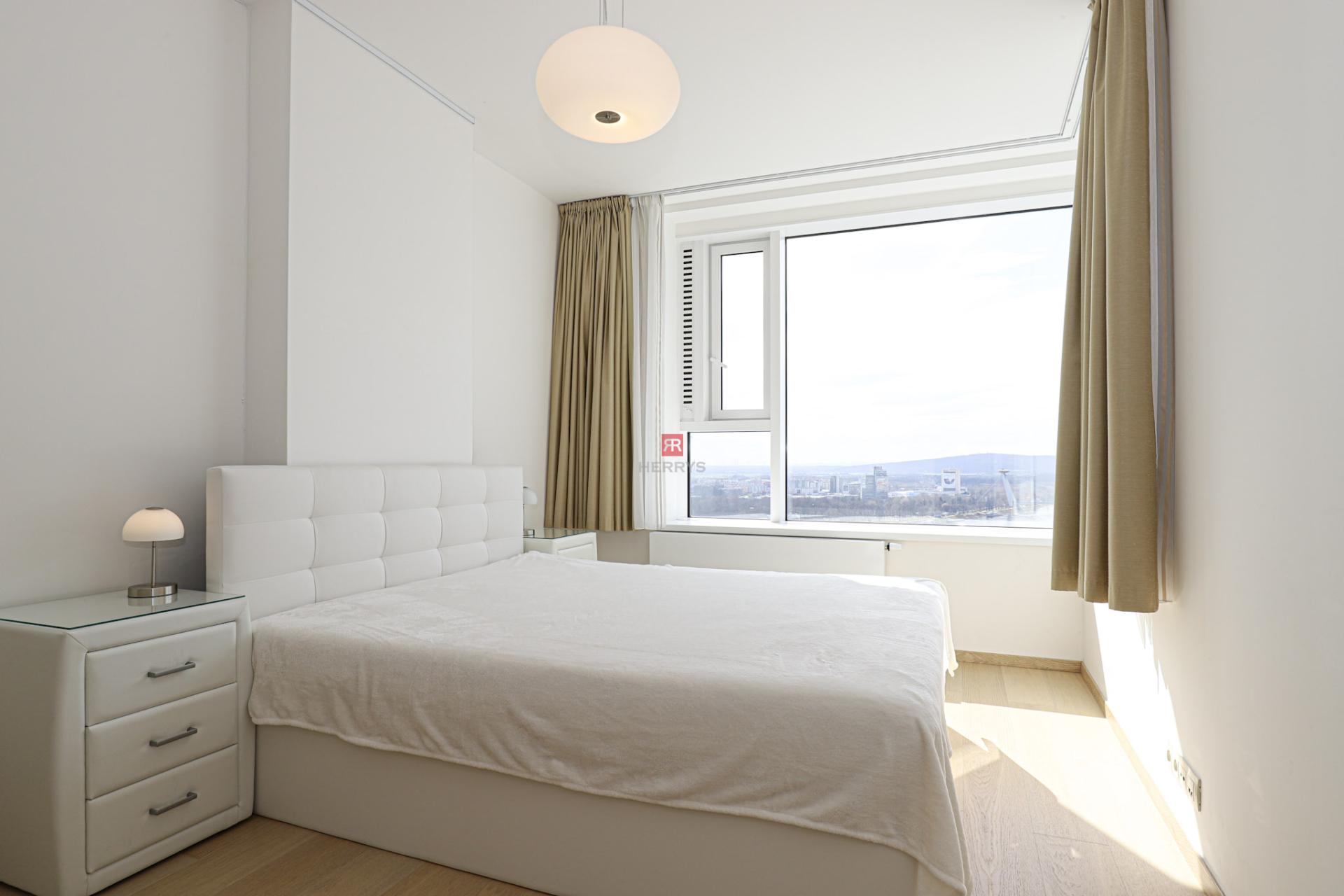HERRYS - Na prenájom 3 izbový byt na 31. poschodí v Panorama City