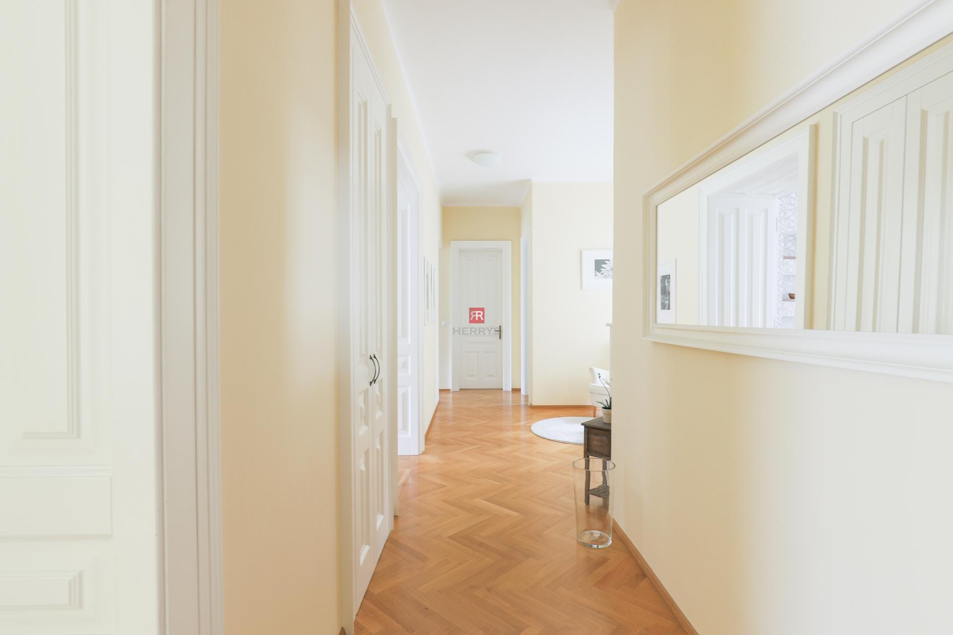 HERRYS – Na prenájom elegantný 3-izbový byt po kompletnej rekonštrukcii v historickom dome na ulici Fraňa Kráľa
