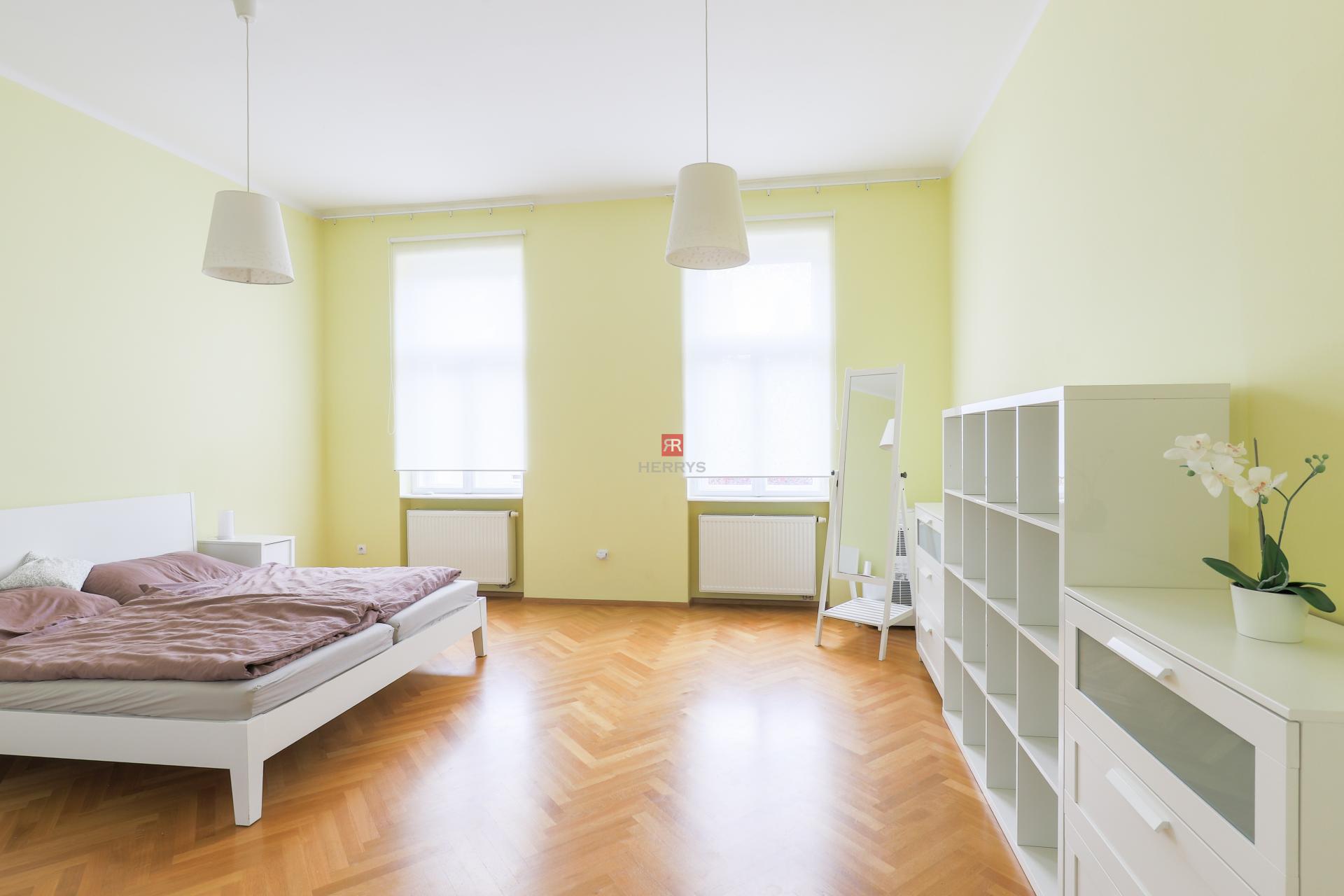 HERRYS – Na prenájom elegantný 3-izbový byt po kompletnej rekonštrukcii v historickom dome na ulici Fraňa Kráľa