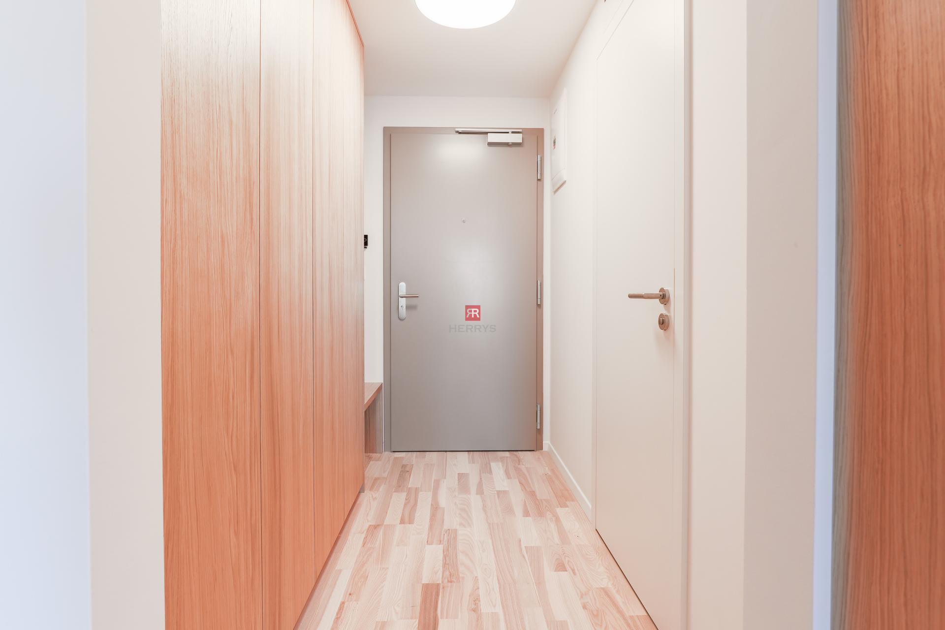 HERRYS - Na prenájom úplne nový, 1-izbový apartmán v projekte METROPOLIS, parking v cene