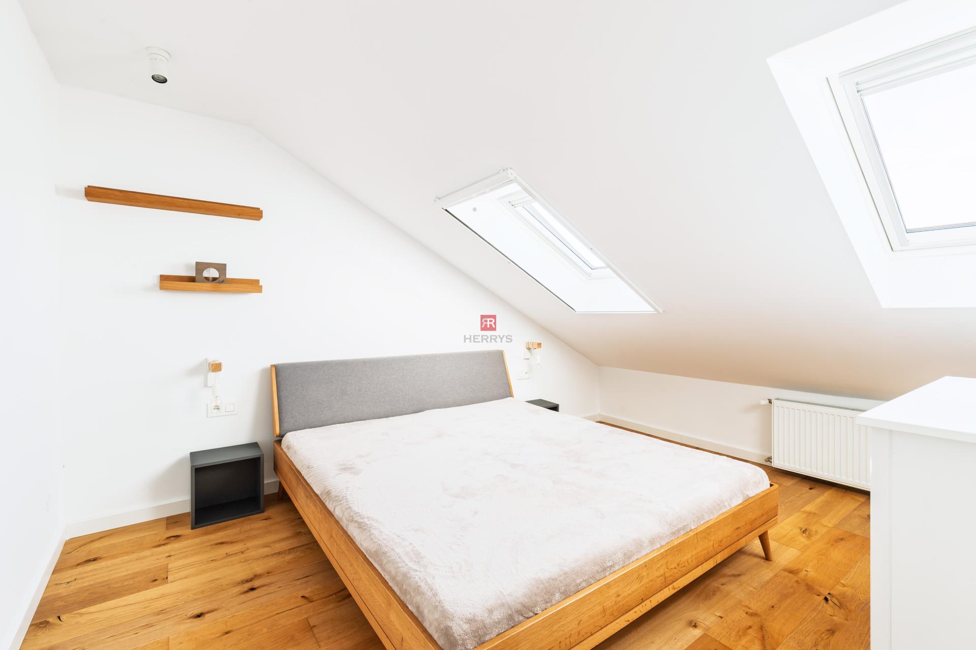 HERRYS – Beautiful 3-room apartment for sale after high-quality renovation on Zochova Street with a view of the castle