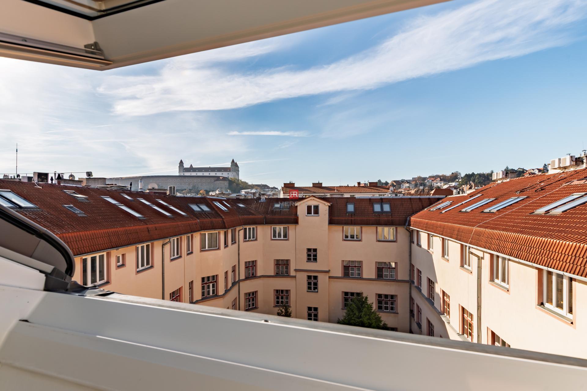 HERRYS – Beautiful 3-room apartment for sale after high-quality renovation on Zochova Street with a view of the castle