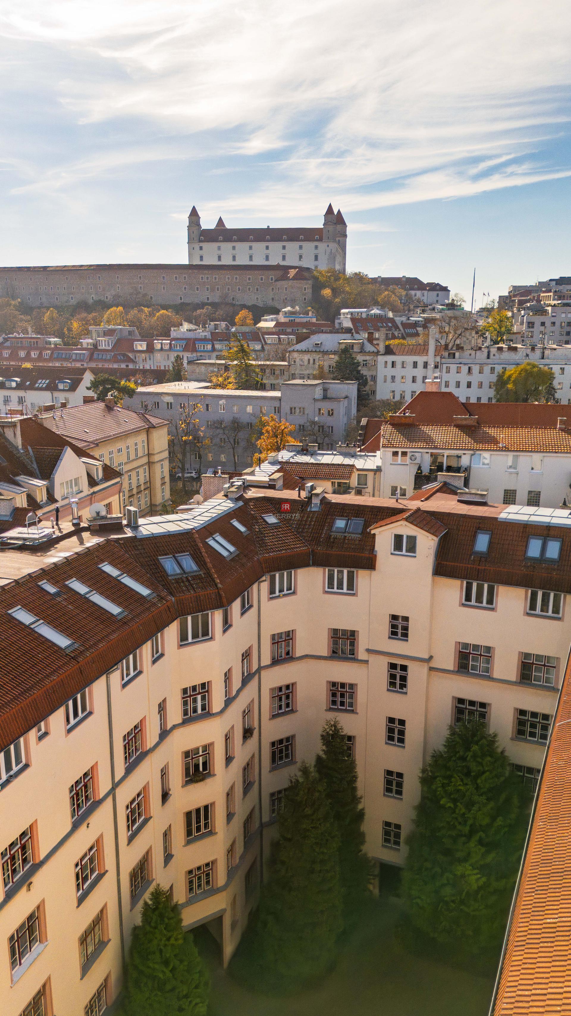 HERRYS – Beautiful 3-room apartment for sale after high-quality renovation on Zochova Street with a view of the castle