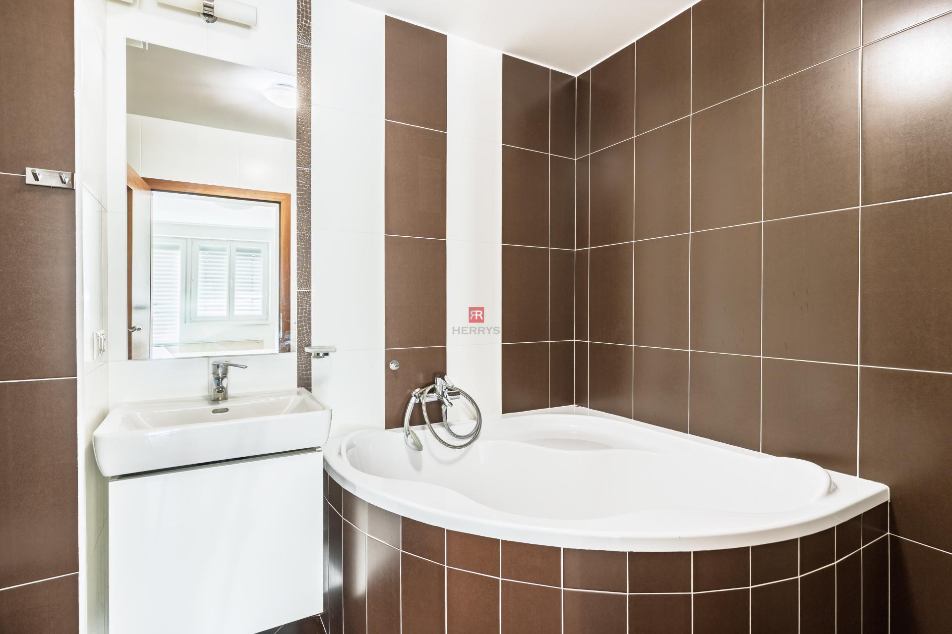 HERRYS - Na predaj priestranný 3-izbový byt na ulici Guothova, Kramáre