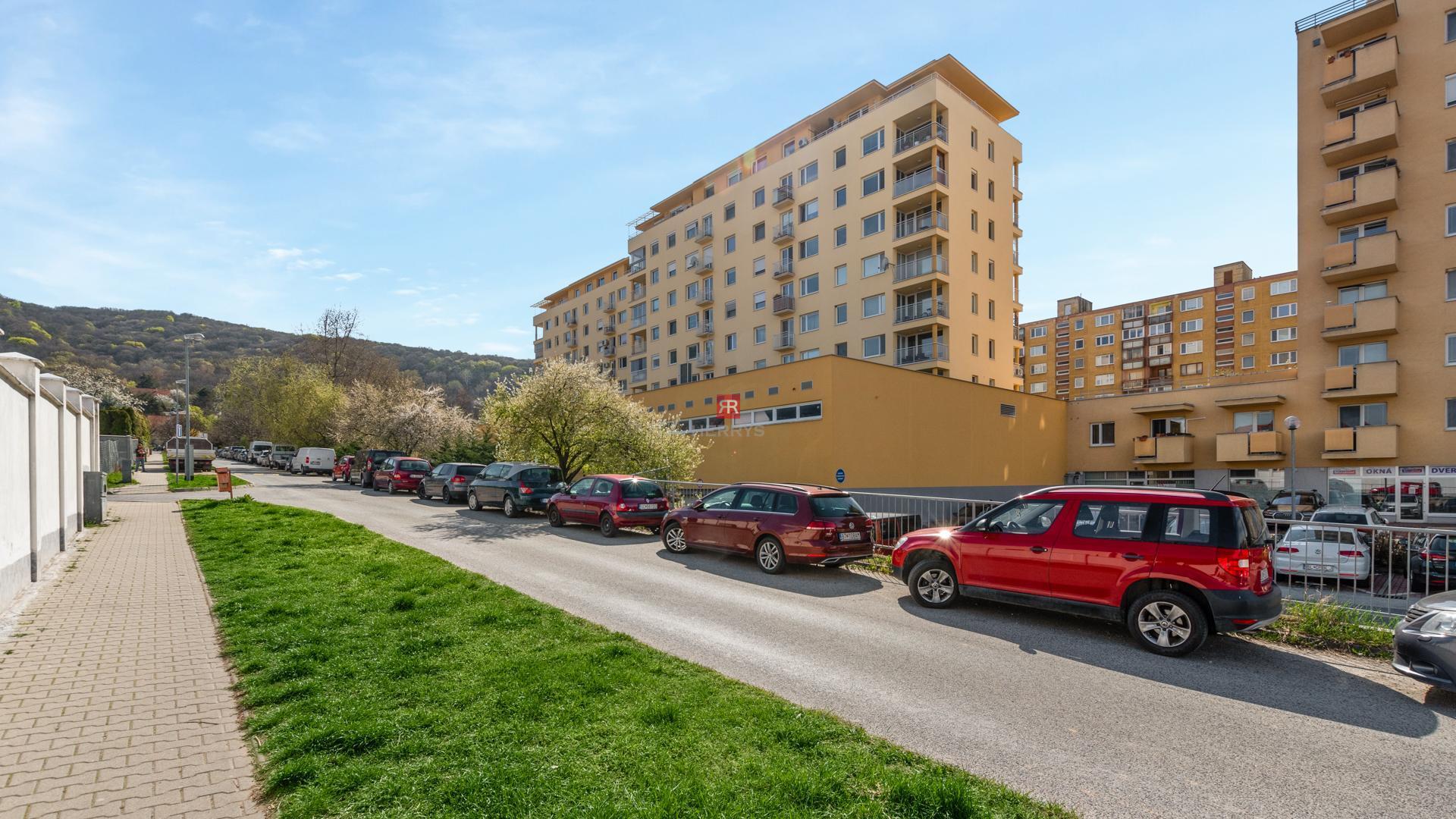 HERRYS - Na prenájom kompletne zariadený 1 izbový byt s balkónom v Devínskej Novej Vsi