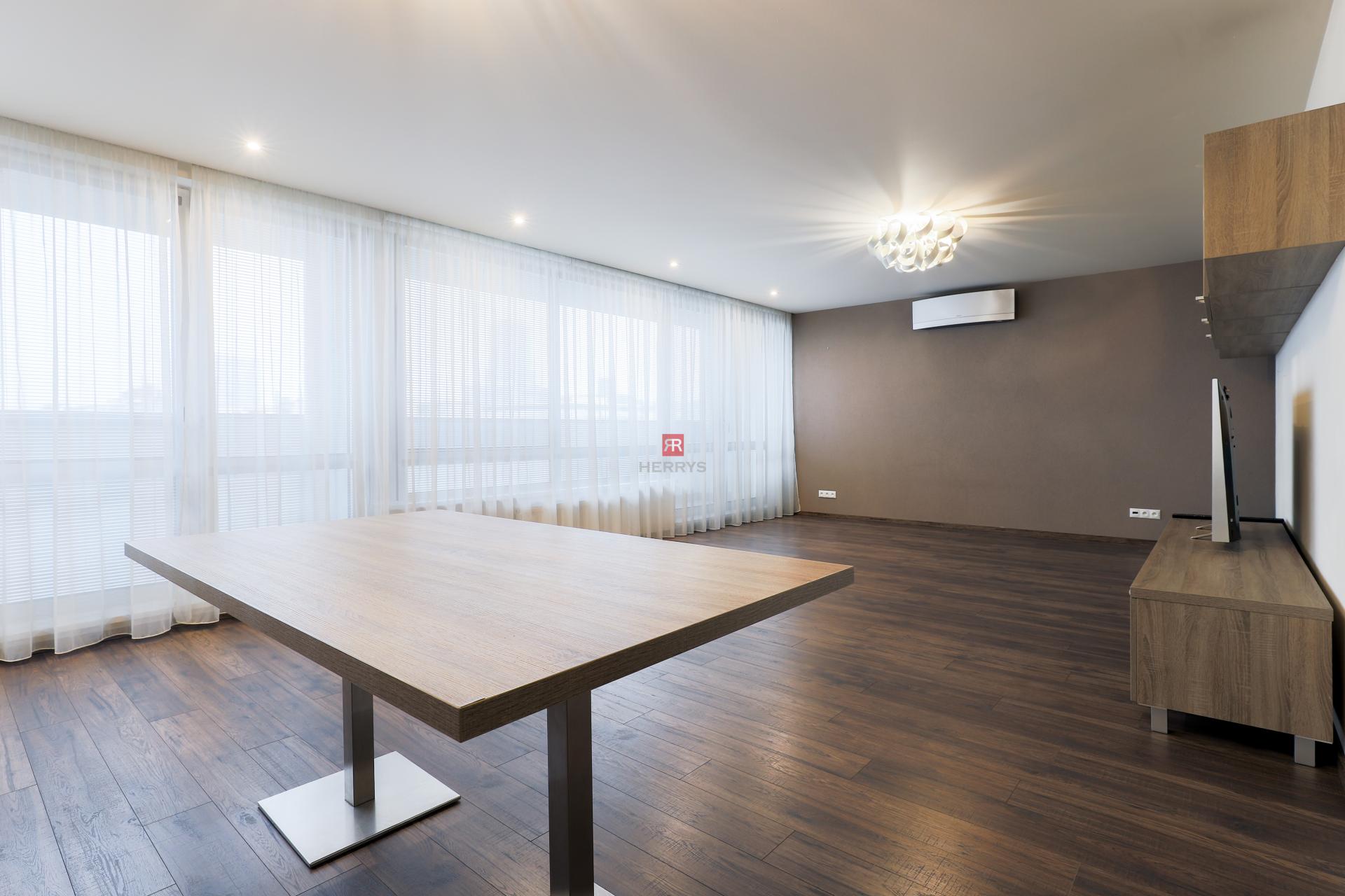 HERRYS - Na prenájom luxusný 4i byt s výhľadom na hrad v centre mesta na Námestí Martina Benku&nbsp;