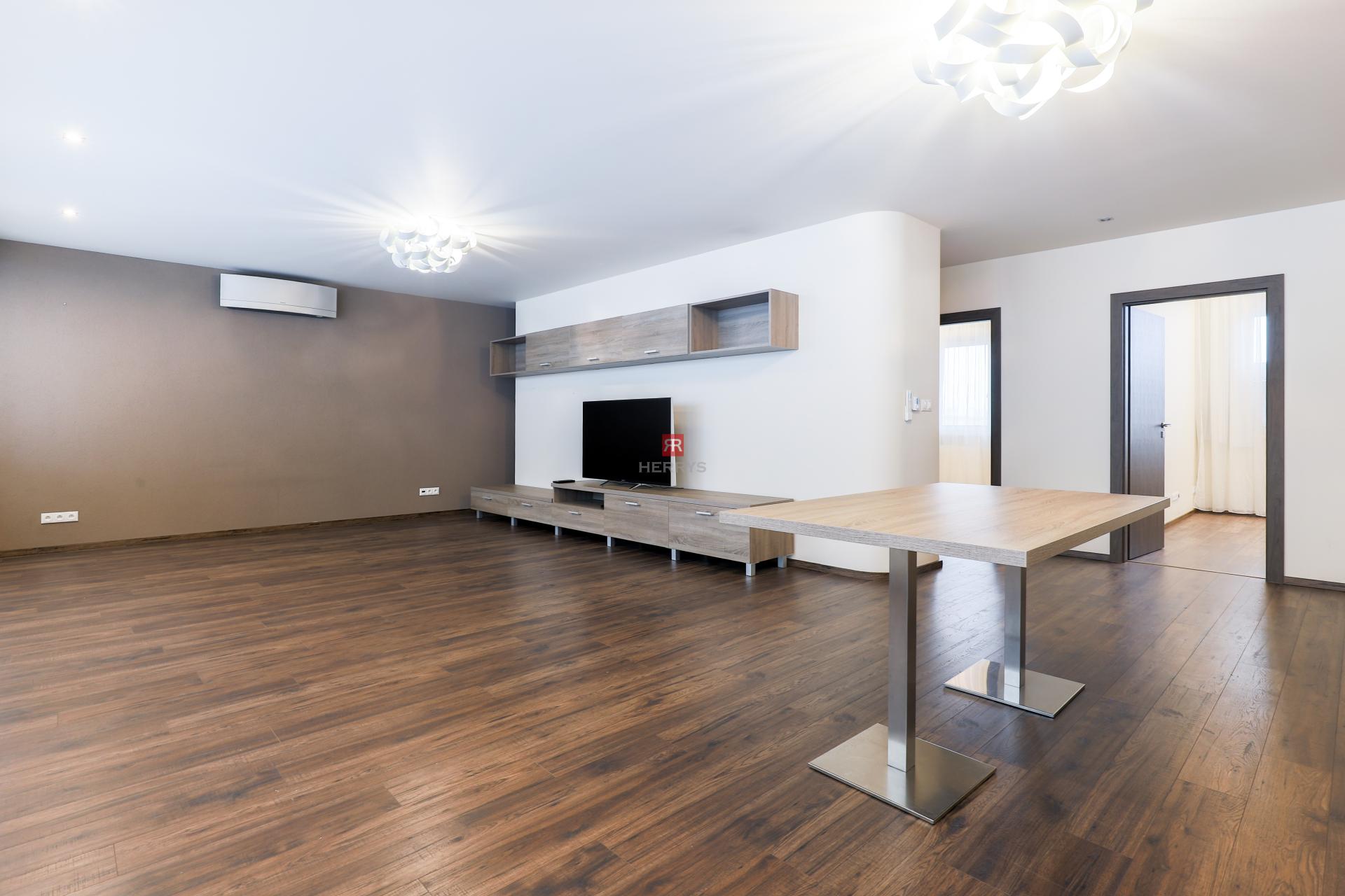 HERRYS - Na prenájom luxusný 4i byt s výhľadom na hrad v centre mesta na Námestí Martina Benku&nbsp;