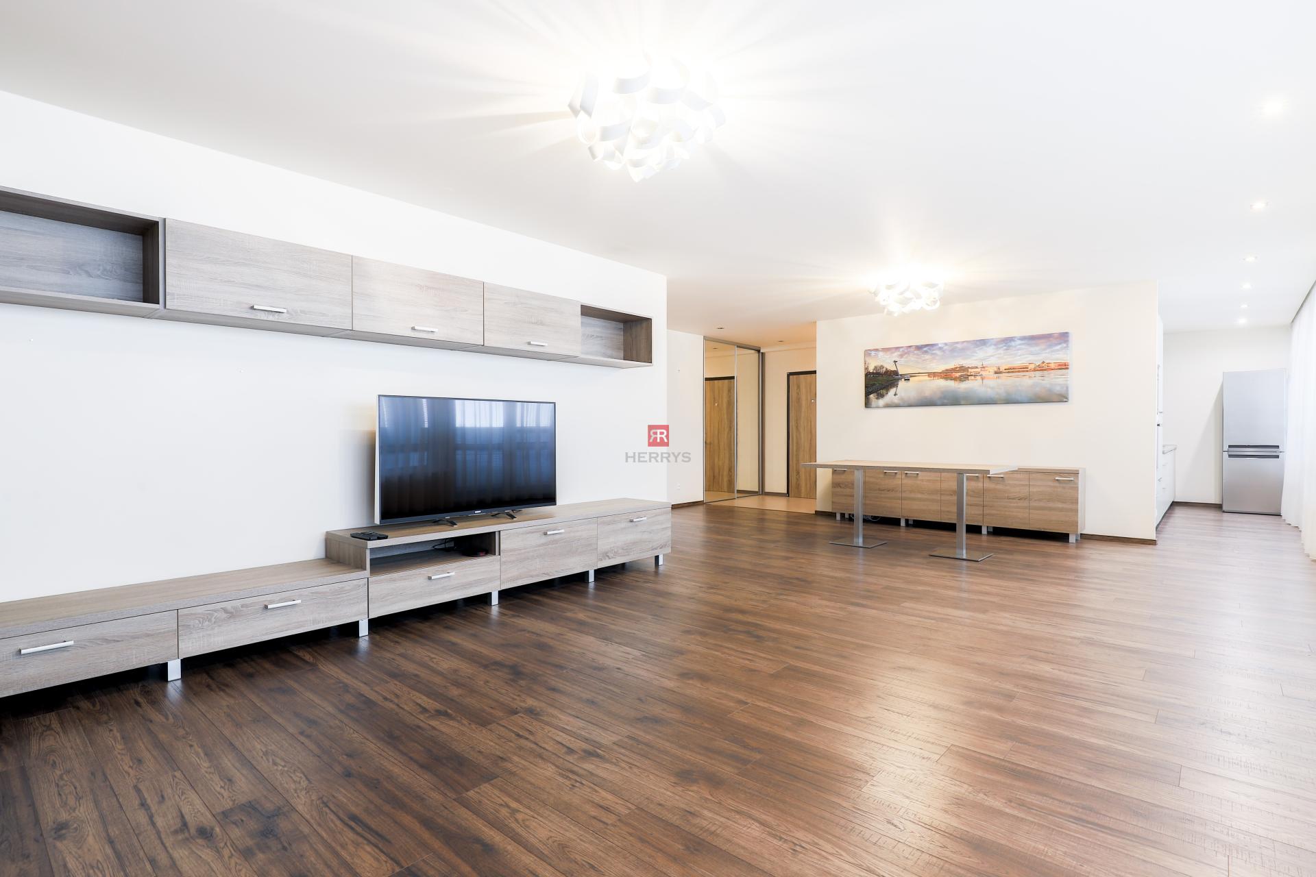 HERRYS - Na prenájom luxusný 4i byt s výhľadom na hrad v centre mesta na Námestí Martina Benku&nbsp;