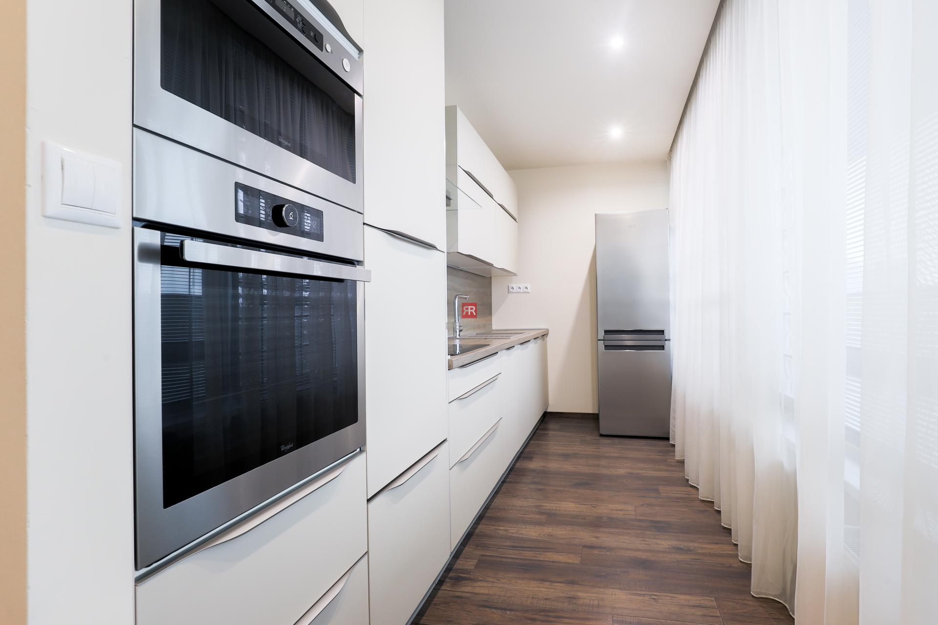 HERRYS - Na prenájom luxusný 4i byt s výhľadom na hrad v centre mesta na Námestí Martina Benku&nbsp;