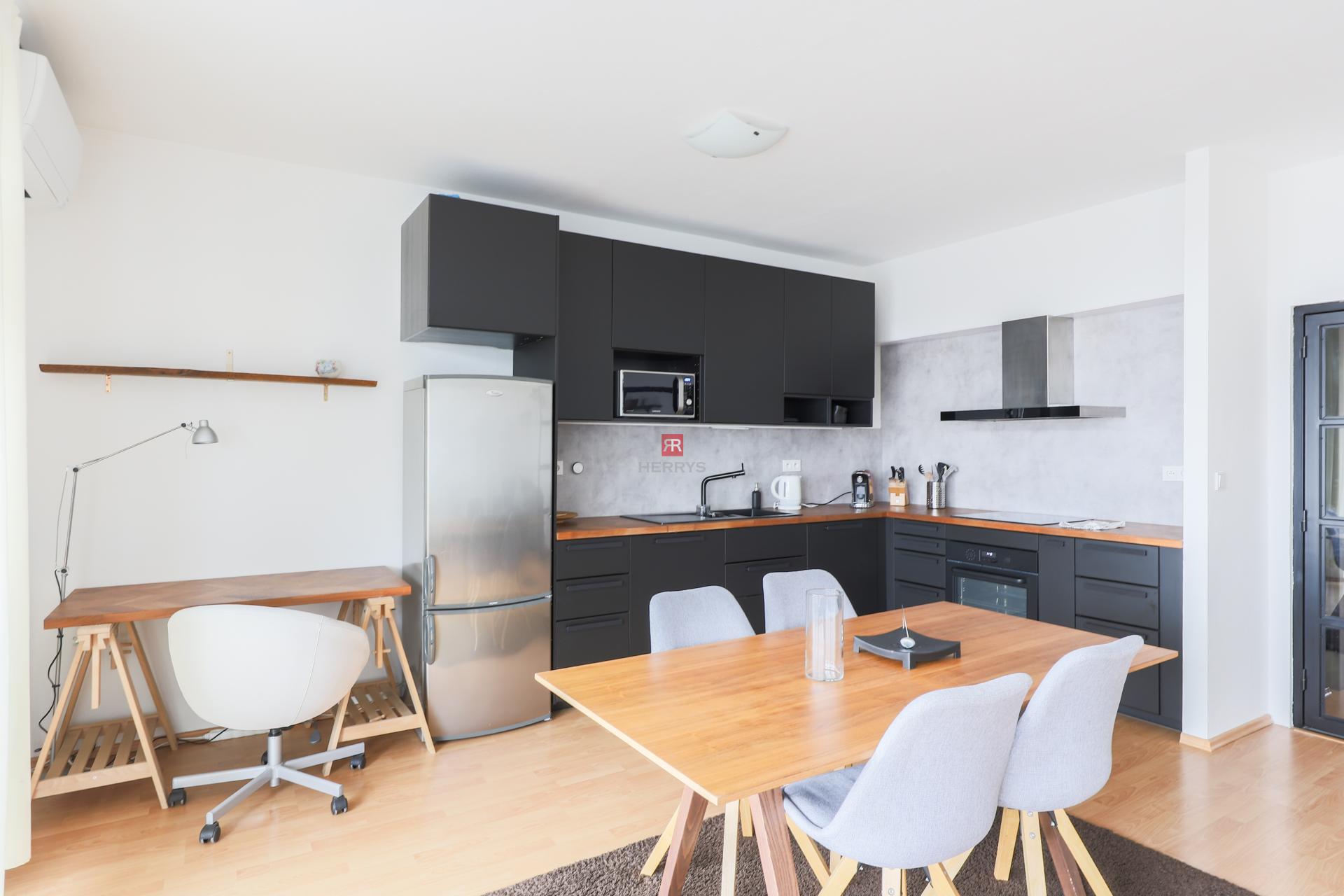 HERRYS – Modern 2-Room Apartment with Balcony and Garage Parking for Rent on Stromová Street