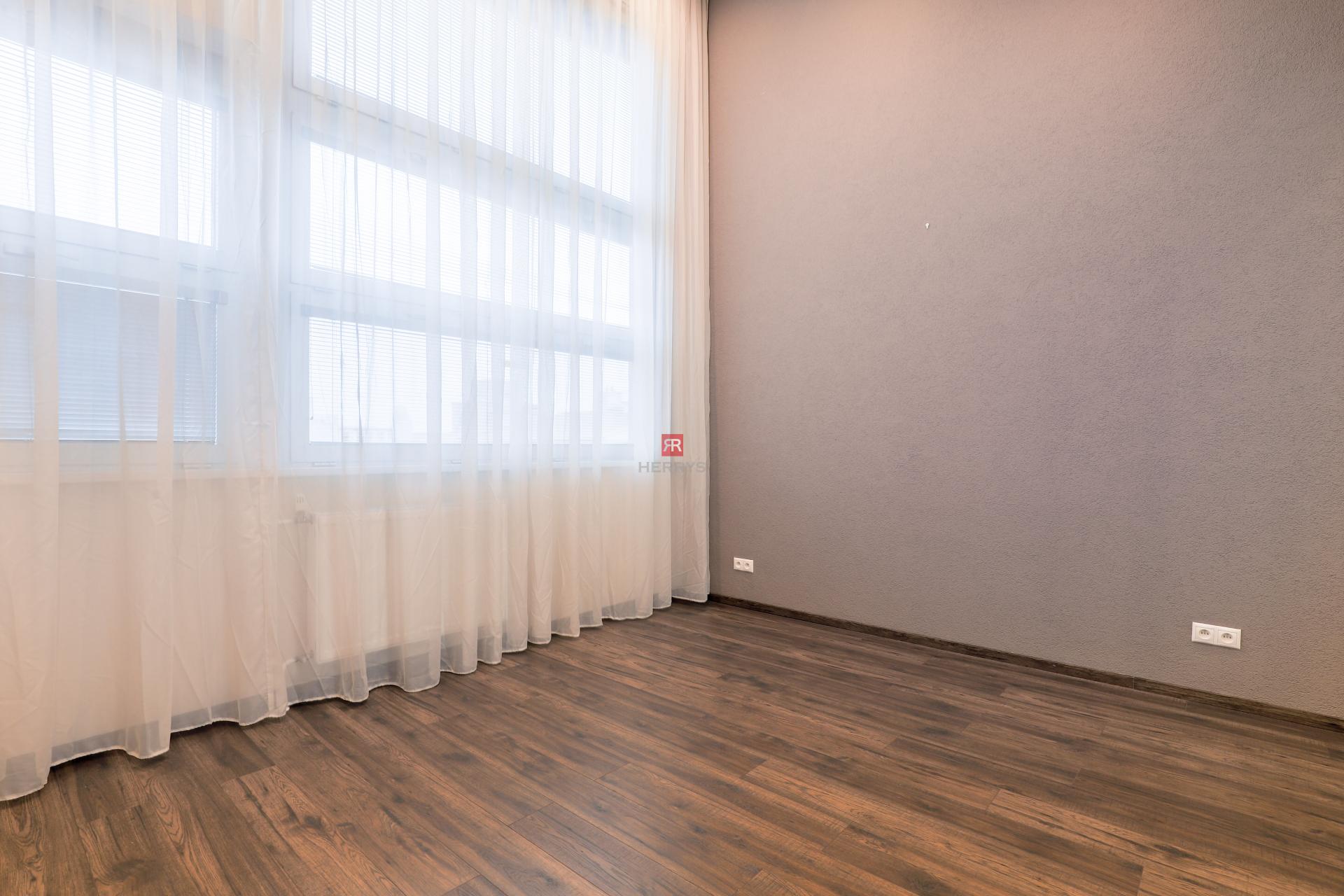 HERRYS - Na prenájom luxusný 4i byt s výhľadom na hrad v centre mesta na Námestí Martina Benku&nbsp;