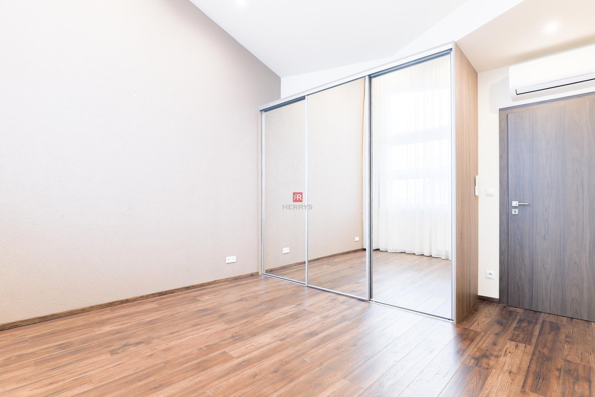 HERRYS - Na prenájom luxusný 4i byt s výhľadom na hrad v centre mesta na Námestí Martina Benku&nbsp;