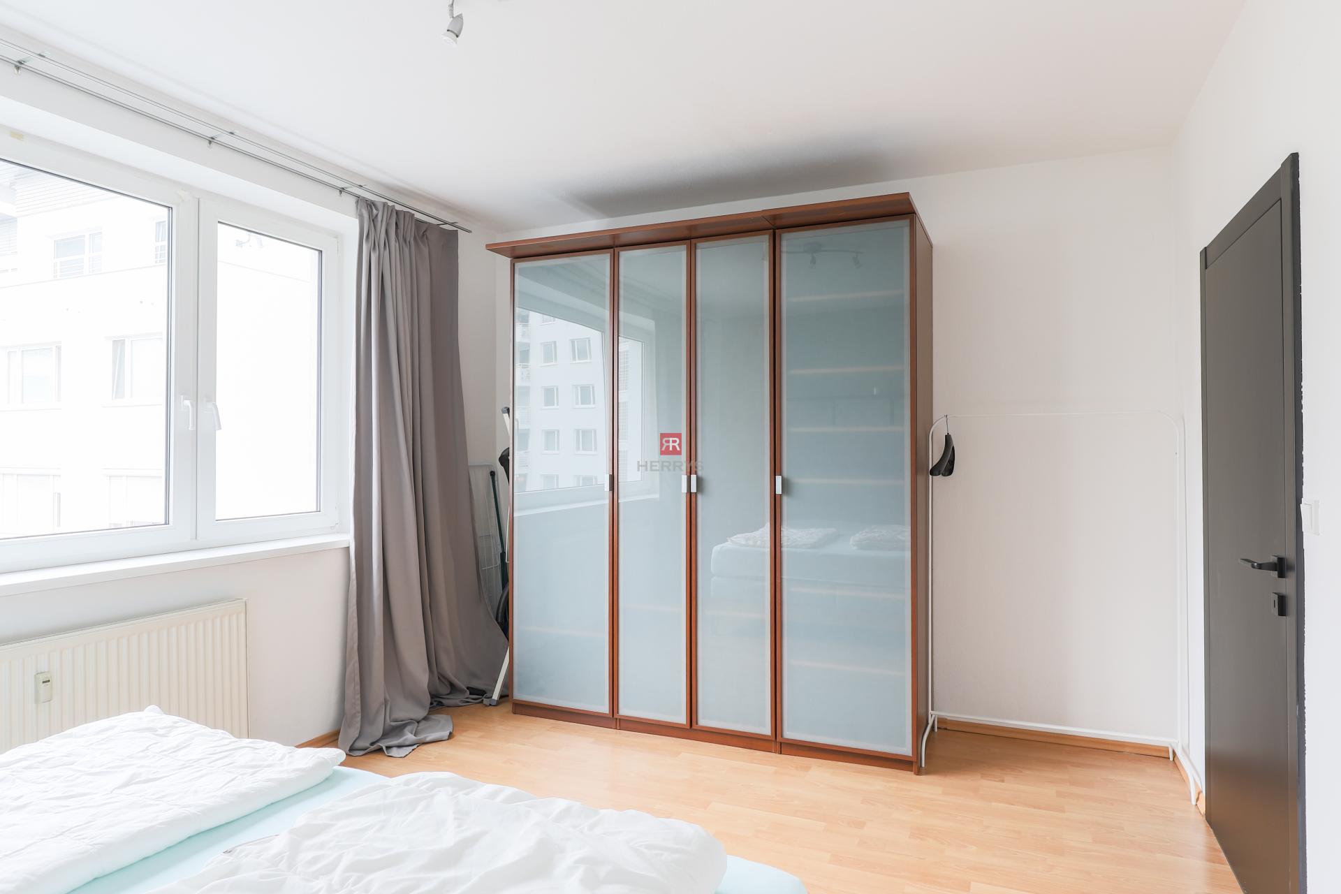 HERRYS – Modern 2-Room Apartment with Balcony and Garage Parking for Rent on Stromová Street