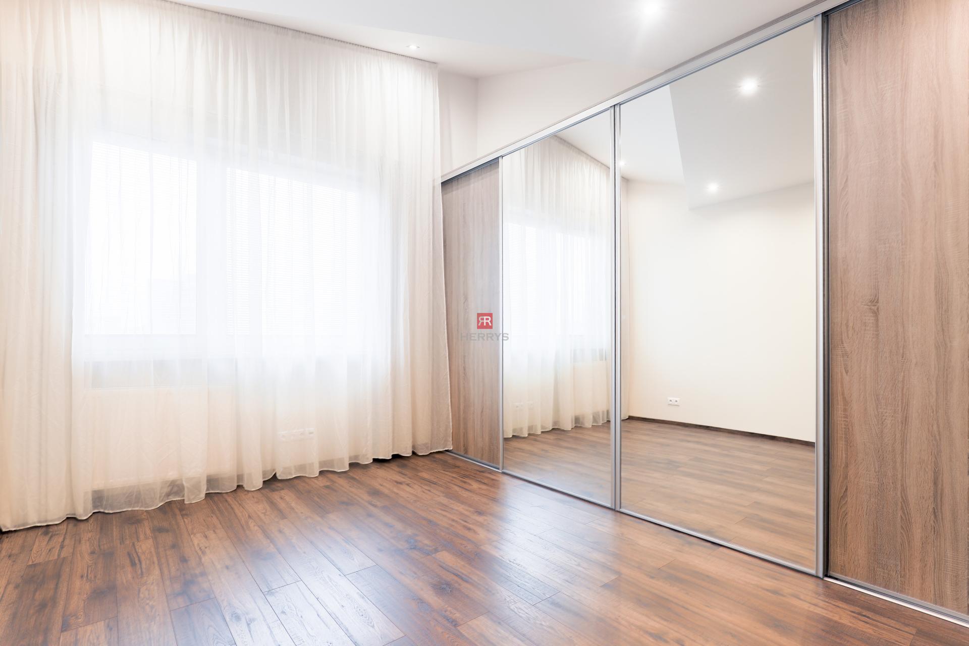 HERRYS - Na prenájom luxusný 4i byt s výhľadom na hrad v centre mesta na Námestí Martina Benku&nbsp;