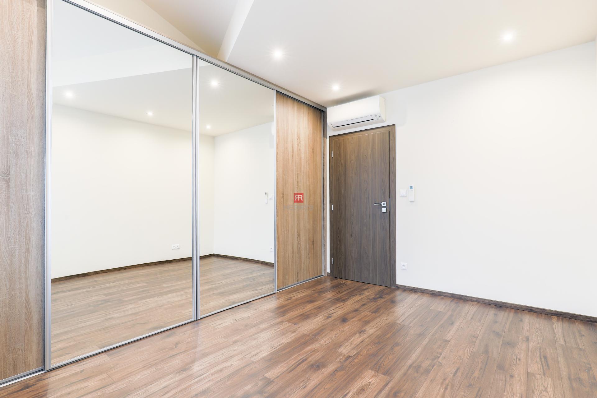 HERRYS - Na prenájom luxusný 4i byt s výhľadom na hrad v centre mesta na Námestí Martina Benku&nbsp;