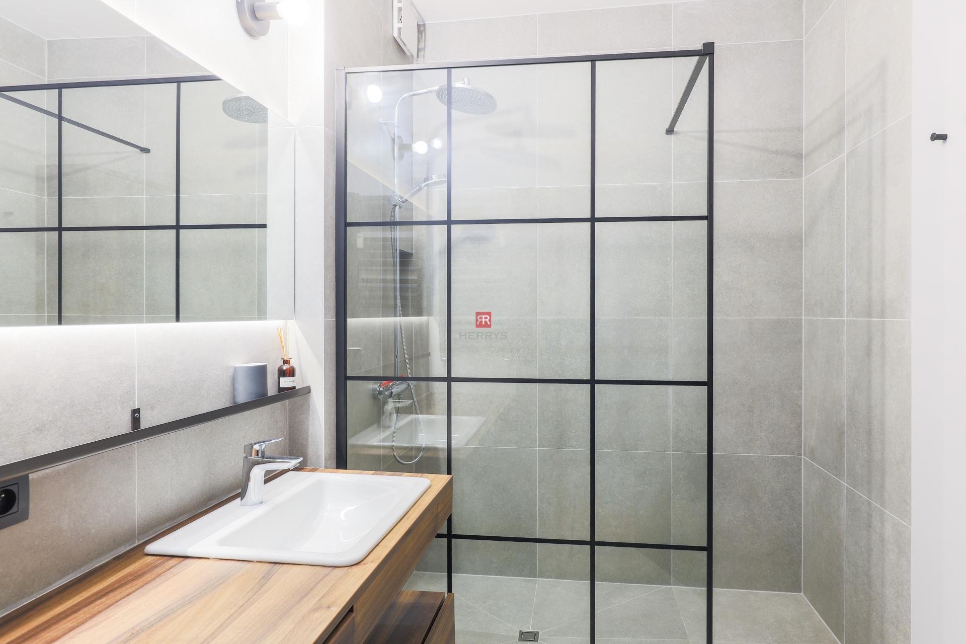 HERRYS – Modern 2-Room Apartment with Balcony and Garage Parking for Rent on Stromová Street