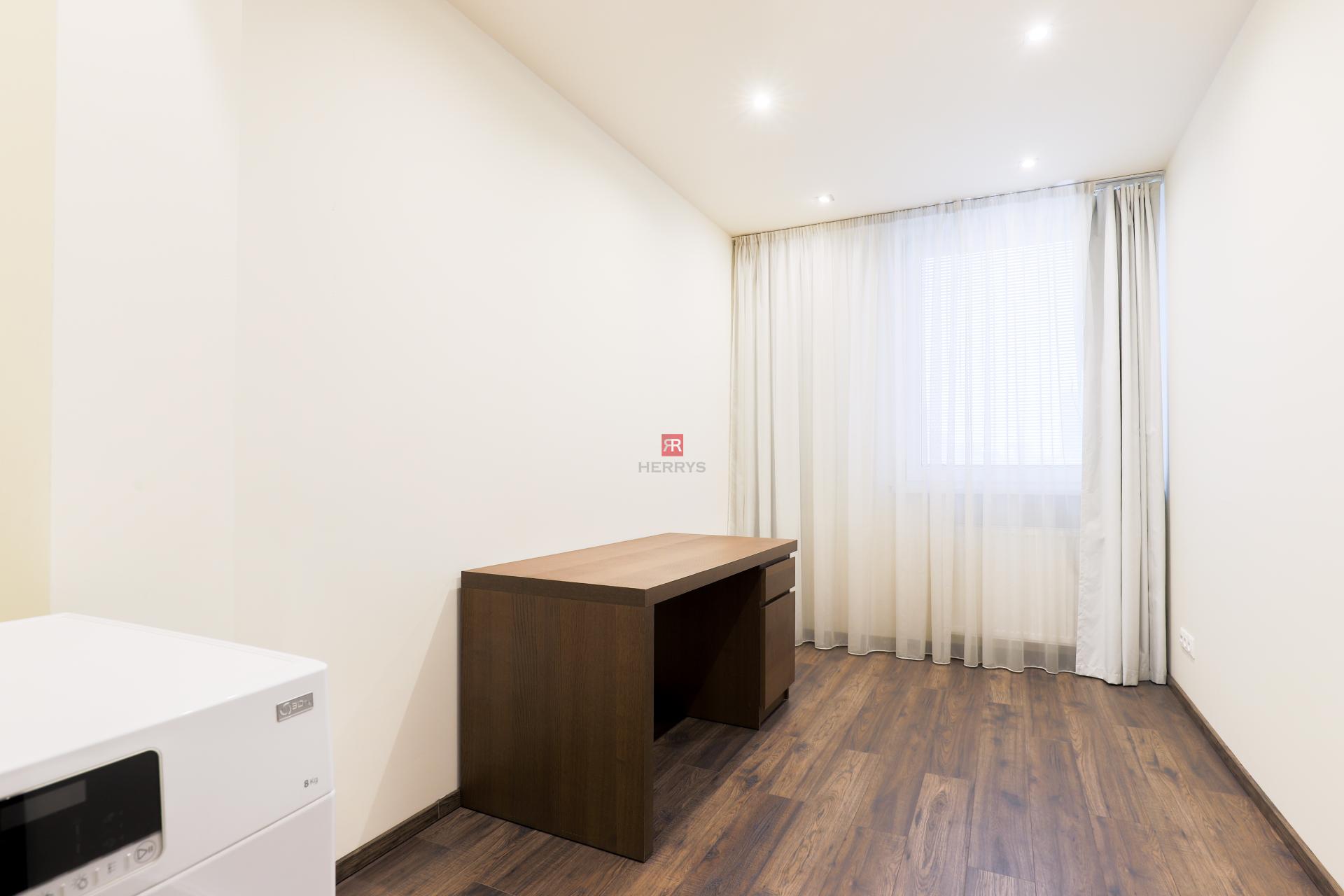 HERRYS - Na prenájom luxusný 4i byt s výhľadom na hrad v centre mesta na Námestí Martina Benku&nbsp;