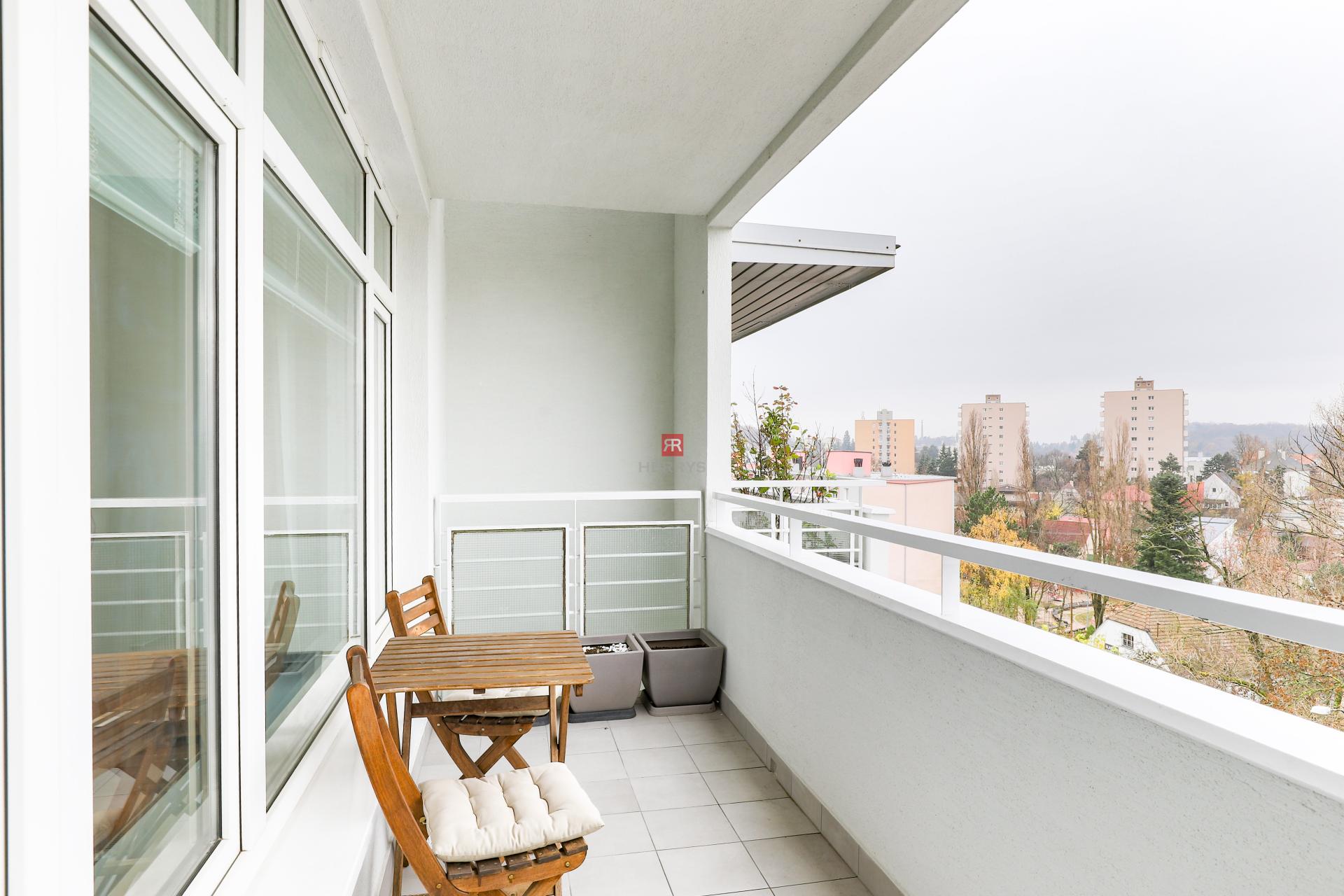 HERRYS – Modern 2-Room Apartment with Balcony and Garage Parking for Rent on Stromová Street