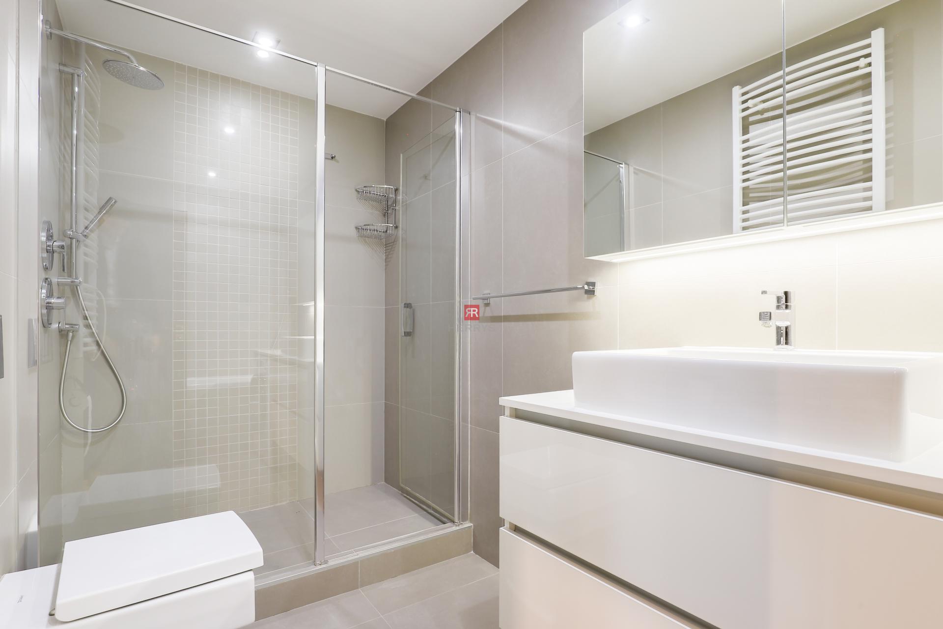 HERRYS - Na prenájom luxusný 4i byt s výhľadom na hrad v centre mesta na Námestí Martina Benku&nbsp;