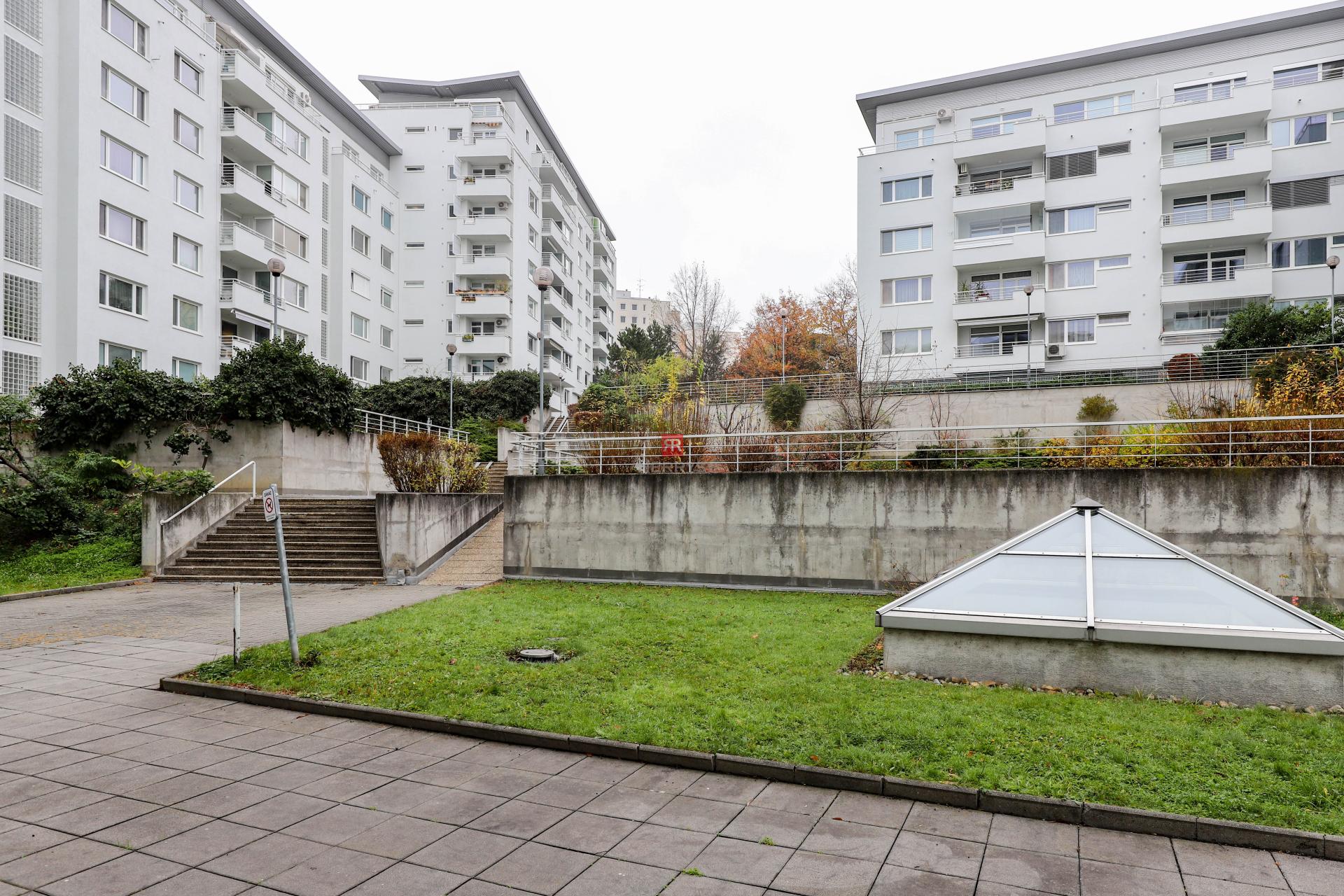 HERRYS – Modern 2-Room Apartment with Balcony and Garage Parking for Rent on Stromová Street