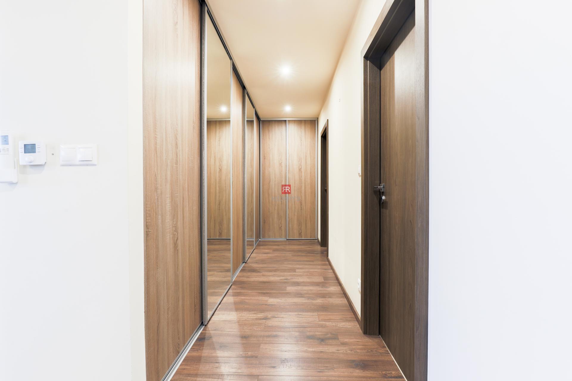 HERRYS - Na prenájom luxusný 4i byt s výhľadom na hrad v centre mesta na Námestí Martina Benku&nbsp;