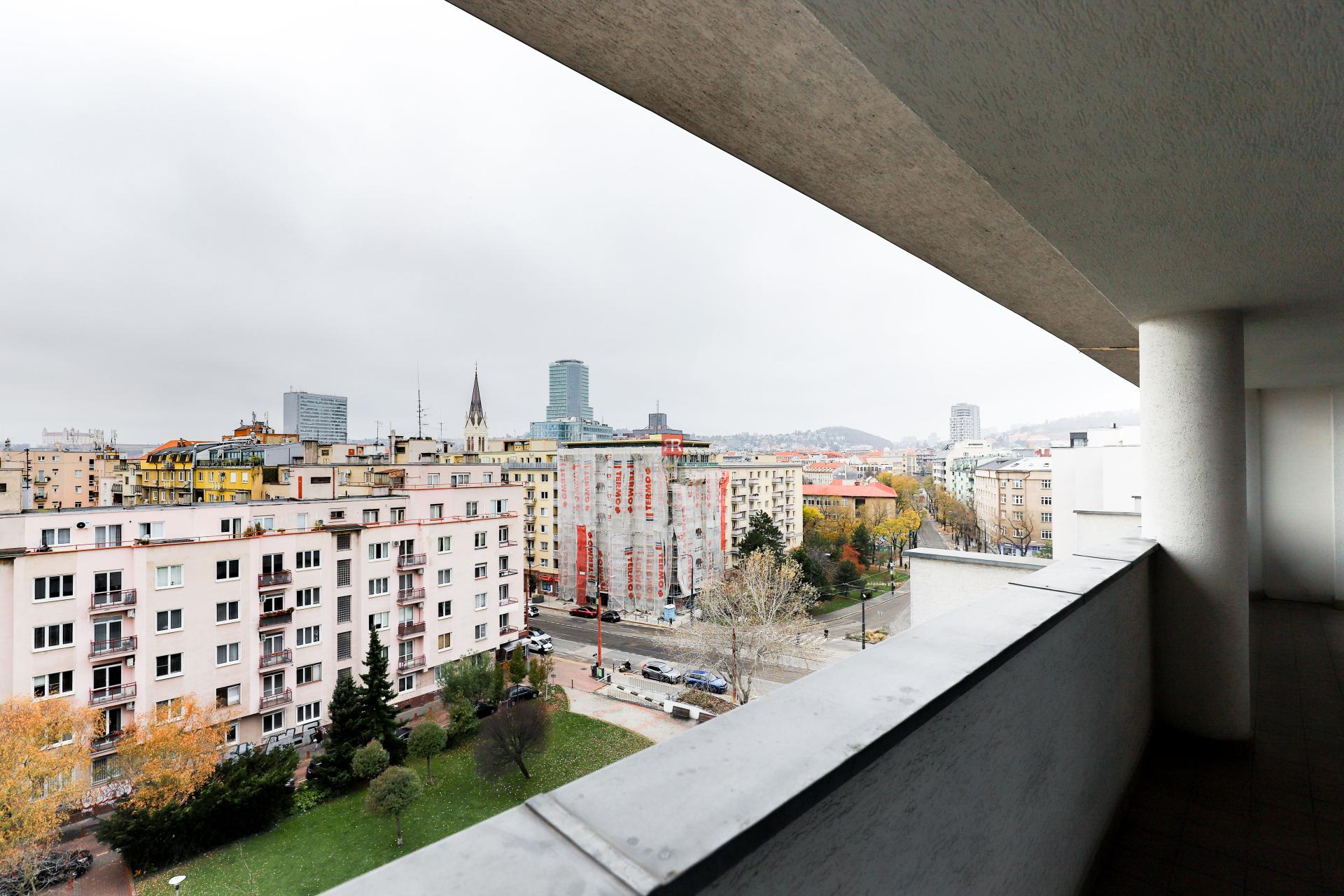 HERRYS - Na prenájom luxusný 4i byt s výhľadom na hrad v centre mesta na Námestí Martina Benku&nbsp;