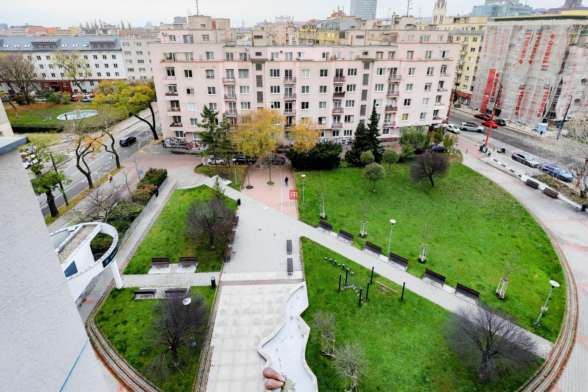 HERRYS - Na prenájom luxusný 4i byt s výhľadom na hrad v centre mesta na Námestí Martina Benku&nbsp;