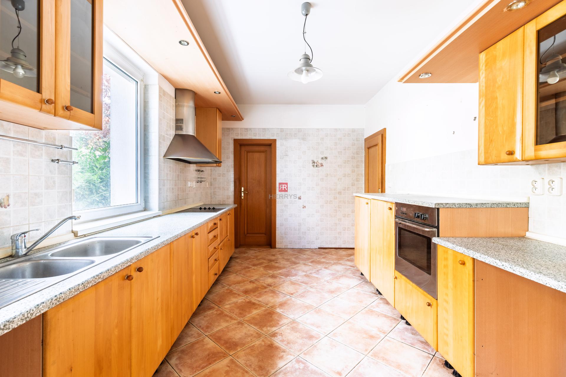 HERRYS - Na predaj 6-izbový rodinný dom s potenciálom a veľkorysým pozemkom v prestížnej lokalite