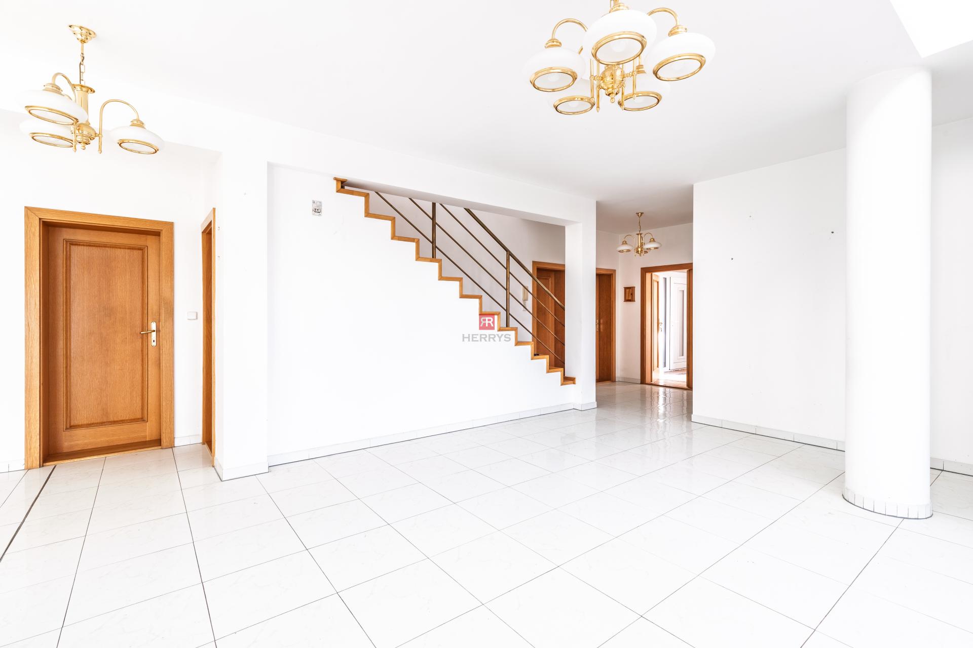 HERRYS - Na predaj 6-izbový rodinný dom s potenciálom a veľkorysým pozemkom v prestížnej lokalite