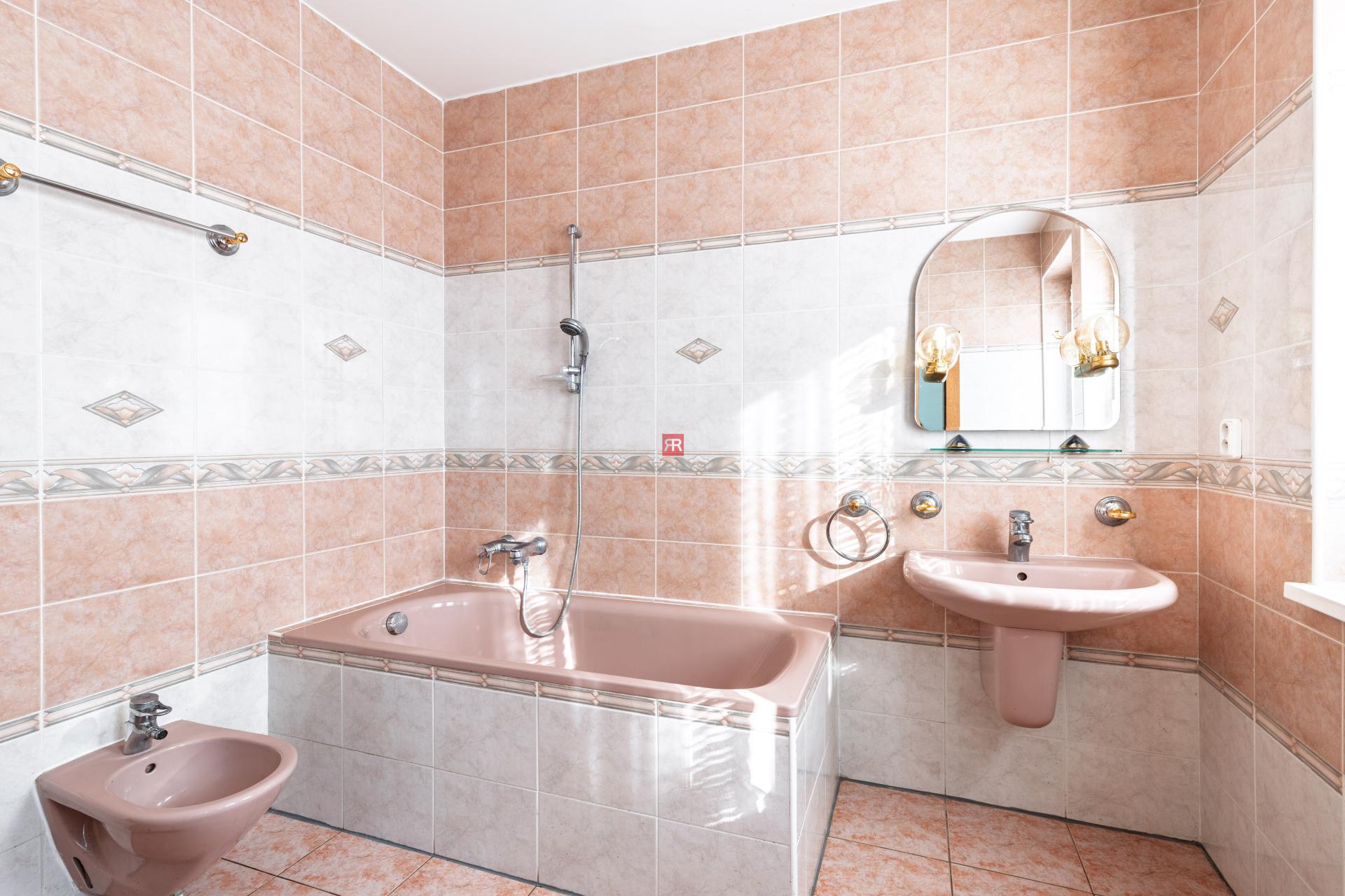 HERRYS - Na predaj 6-izbový rodinný dom s potenciálom a veľkorysým pozemkom v prestížnej lokalite