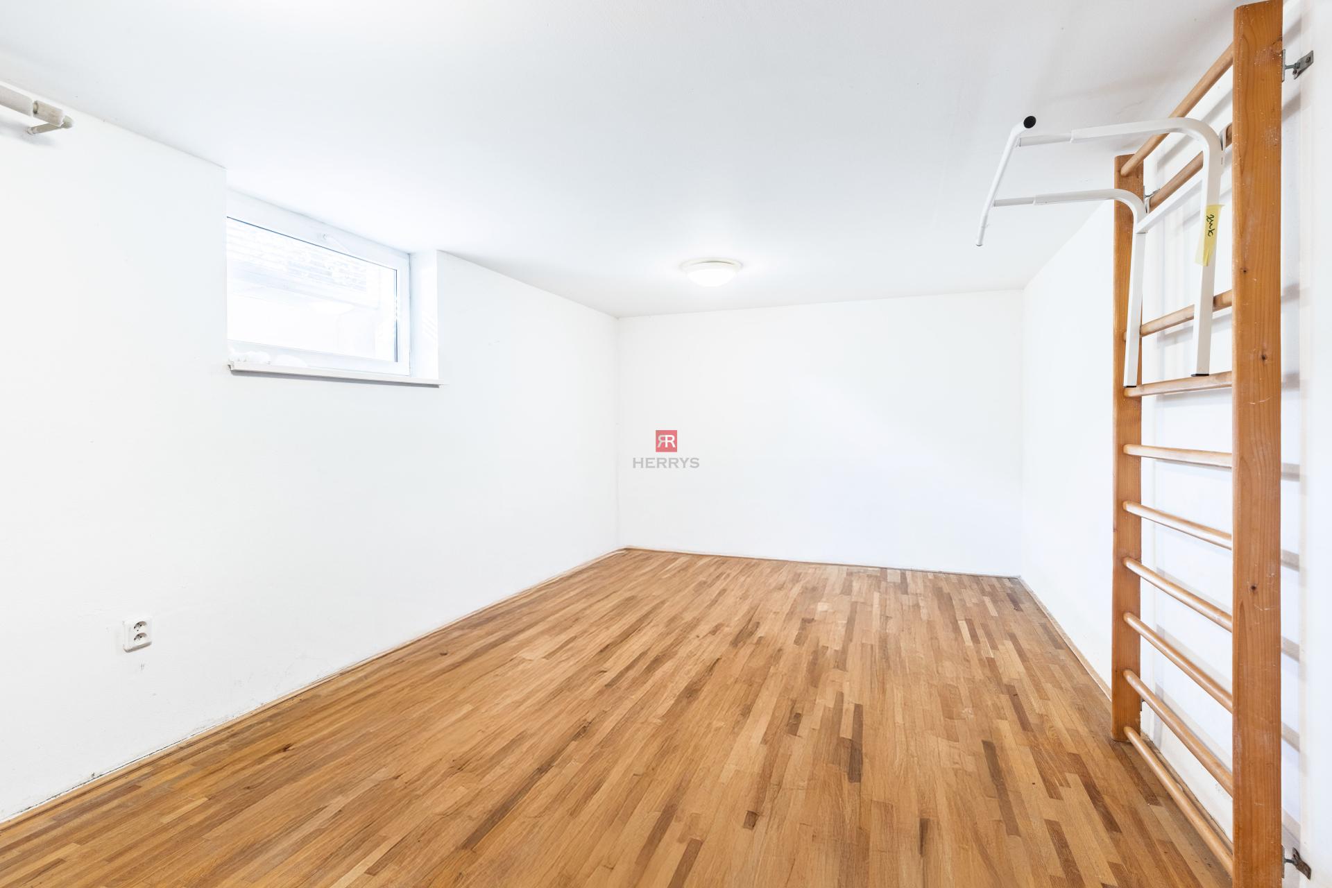 HERRYS - Na predaj 6-izbový rodinný dom s potenciálom a veľkorysým pozemkom v prestížnej lokalite