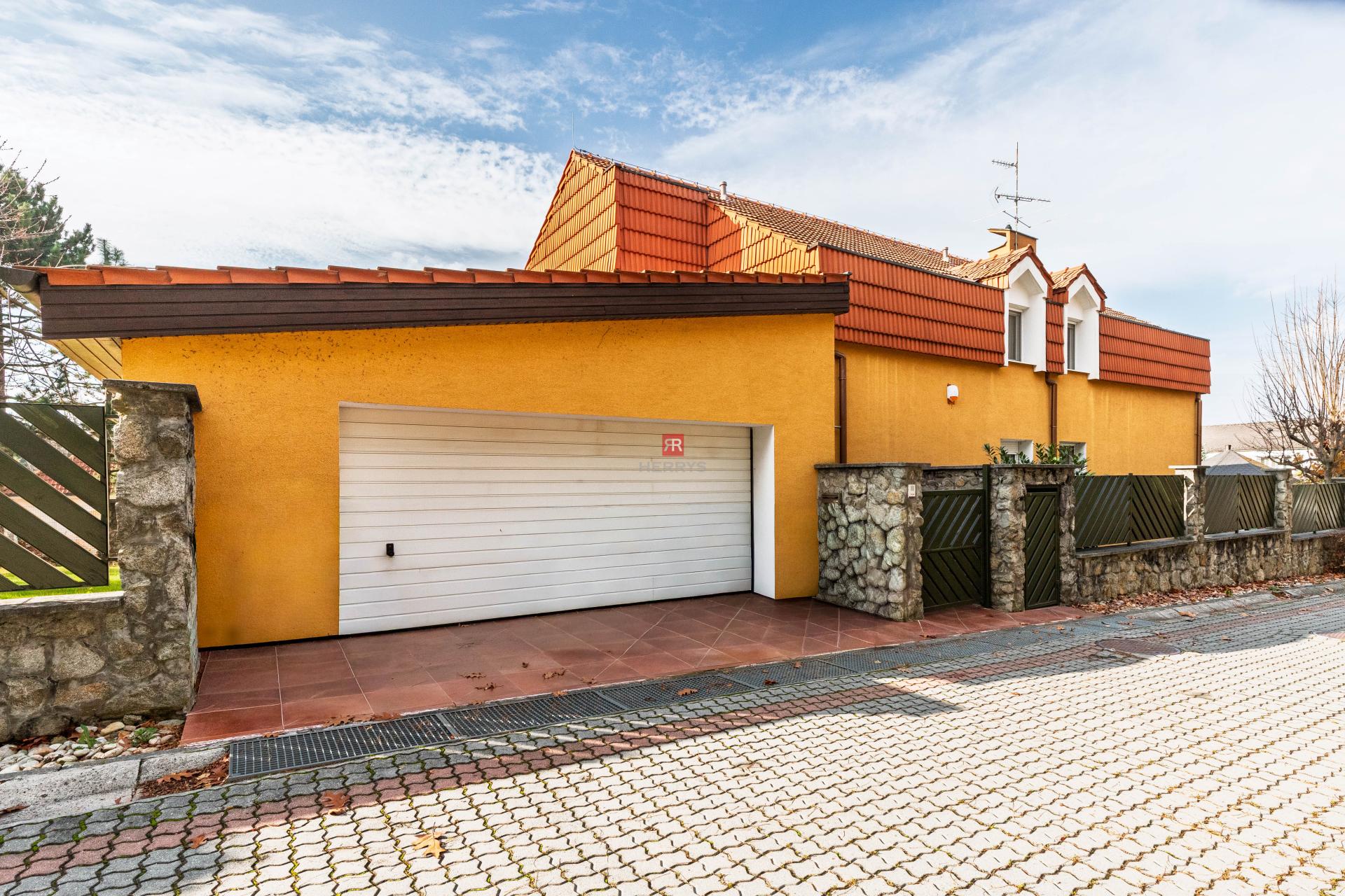 HERRYS - Na predaj 6-izbový rodinný dom s potenciálom a veľkorysým pozemkom v prestížnej lokalite