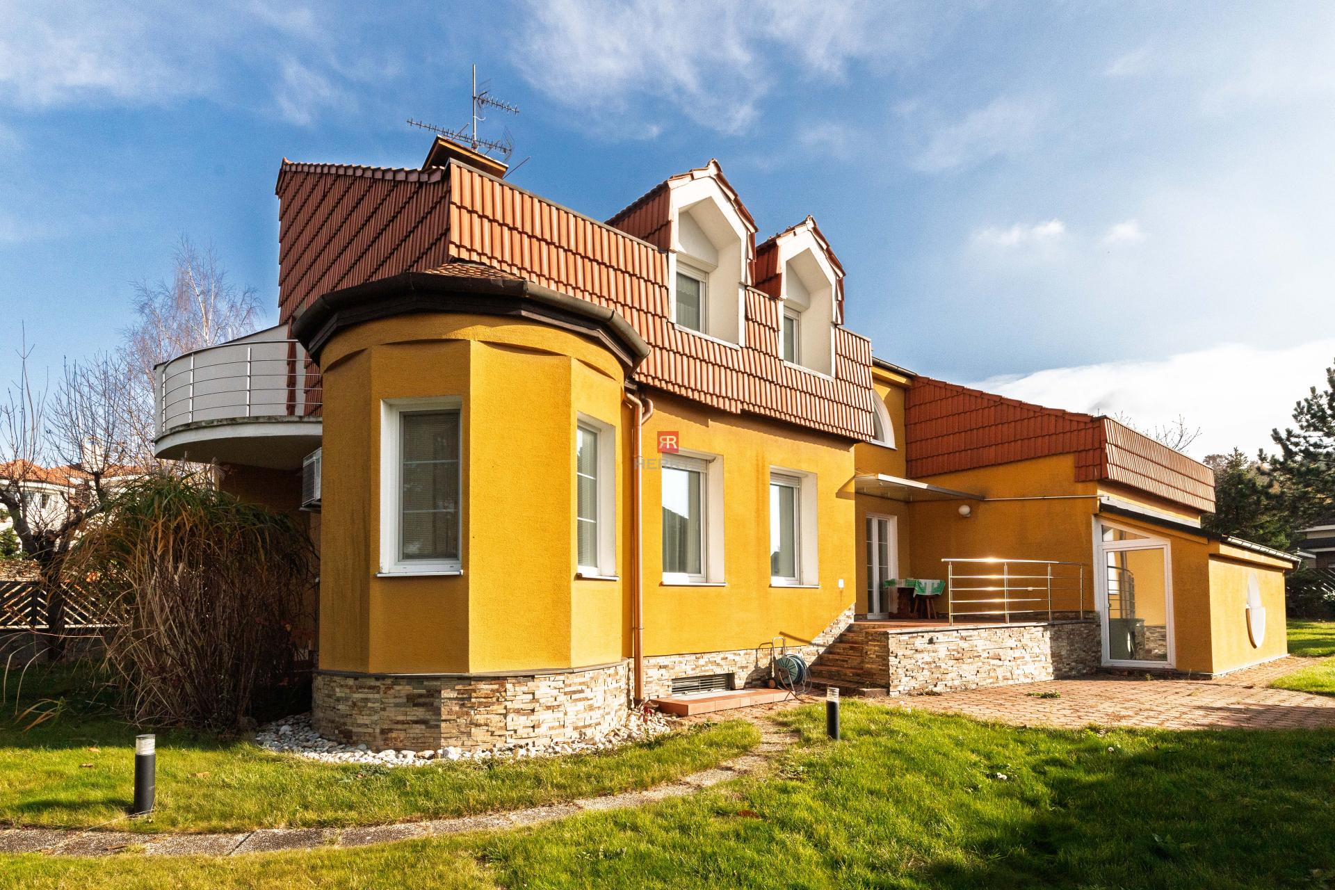 HERRYS - Na predaj 6-izbový rodinný dom s potenciálom a veľkorysým pozemkom v prestížnej lokalite