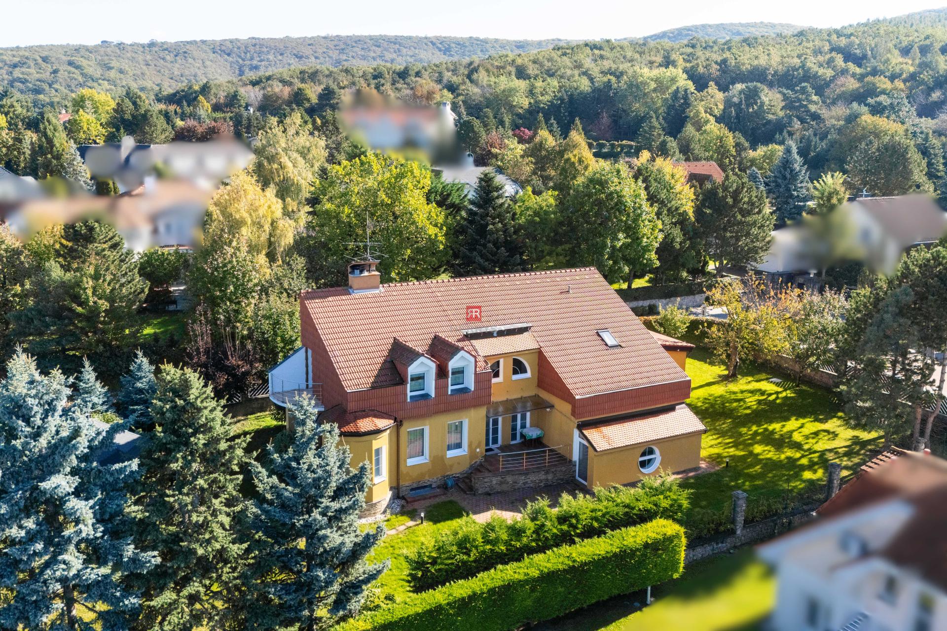 HERRYS - Na predaj 6-izbový rodinný dom s potenciálom a veľkorysým pozemkom v prestížnej lokalite