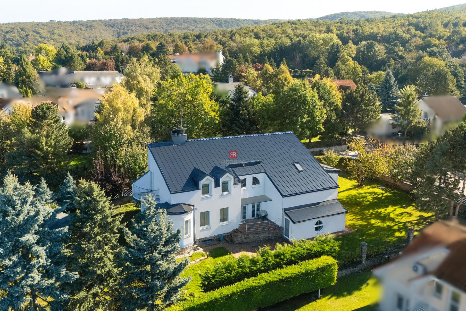 HERRYS - Na predaj 6-izbový rodinný dom s potenciálom a veľkorysým pozemkom v prestížnej lokalite