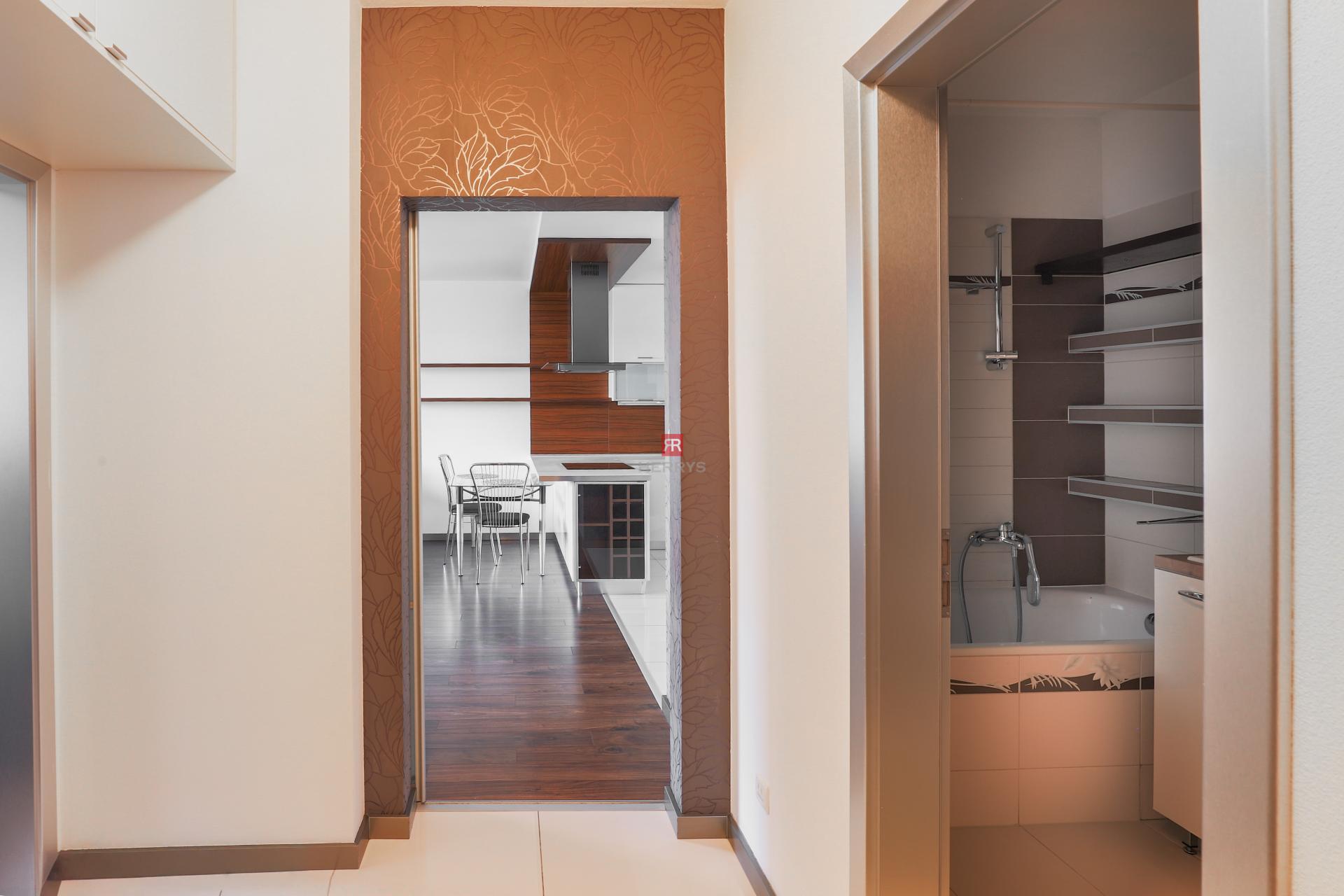 HERRYS – Na prenájom 2-izbový byt s lodžiou a garážovým státím na Tomášikovej ulici v Ružinove