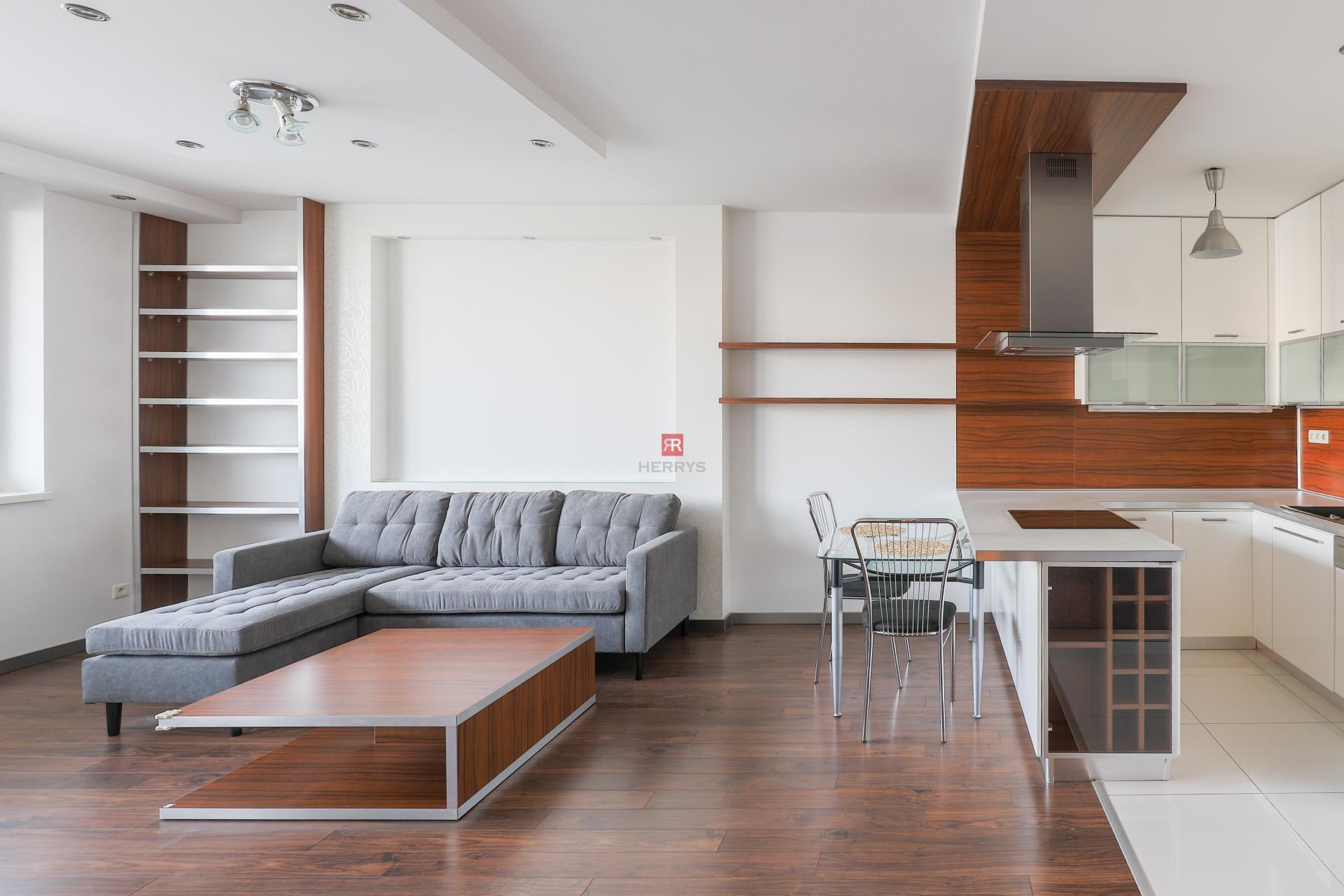 HERRYS – Na prenájom 2-izbový byt s lodžiou a garážovým státím na Tomášikovej ulici v Ružinove